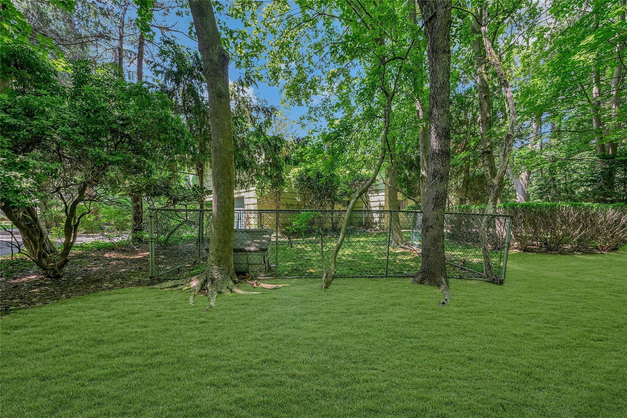 10 Moonedge Road, Northport, NY 11768