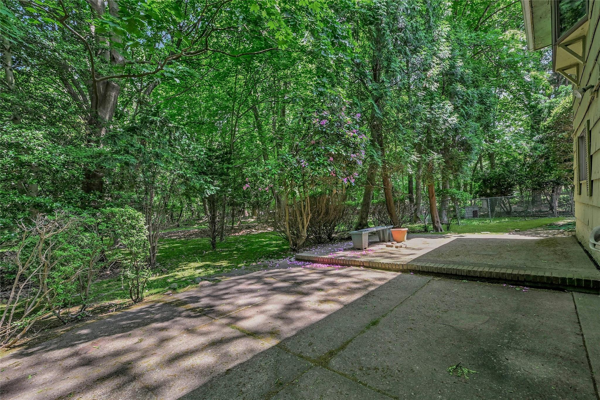 10 Moonedge Road, Northport, NY 11768