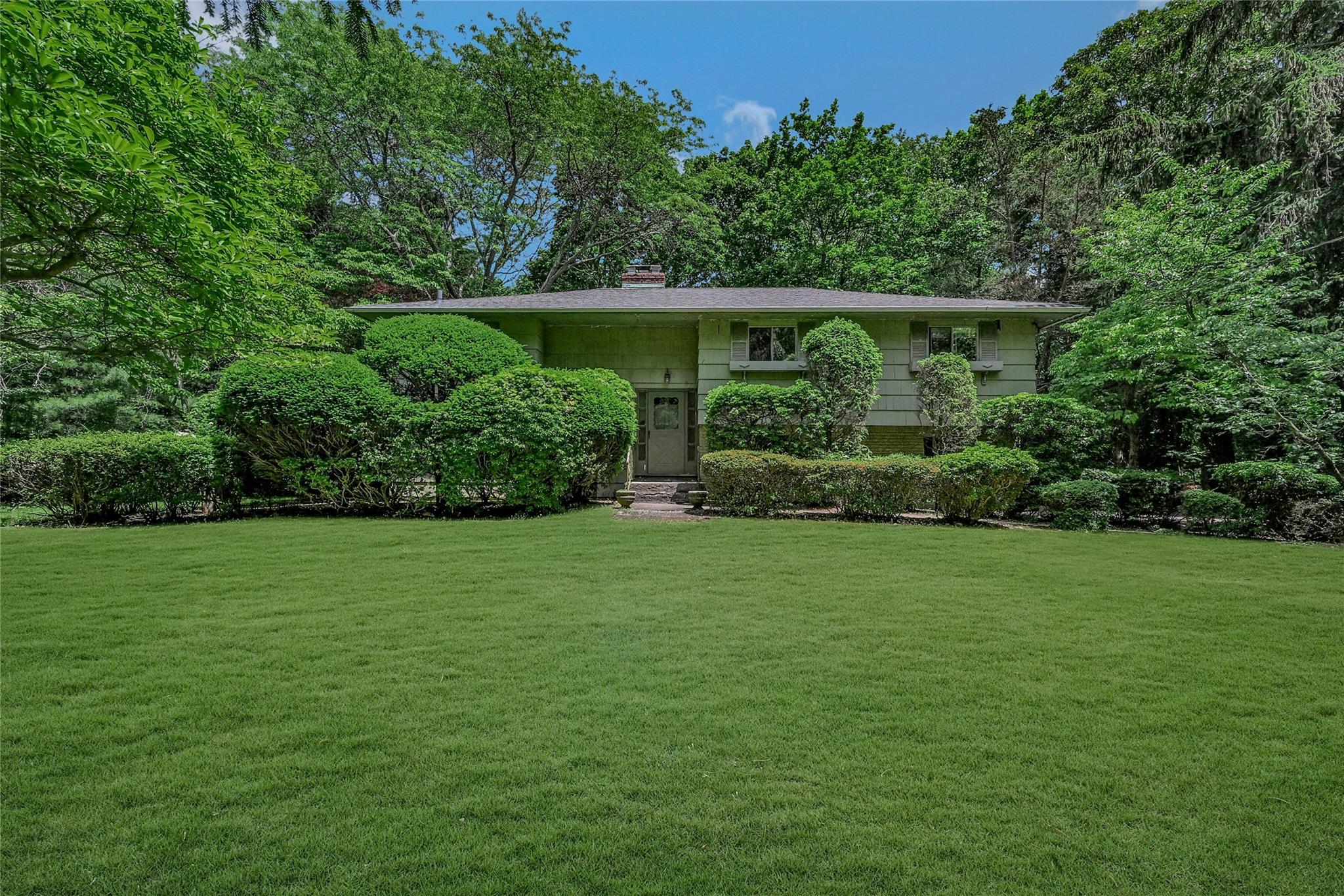 10 Moonedge Road, Northport, NY 11768