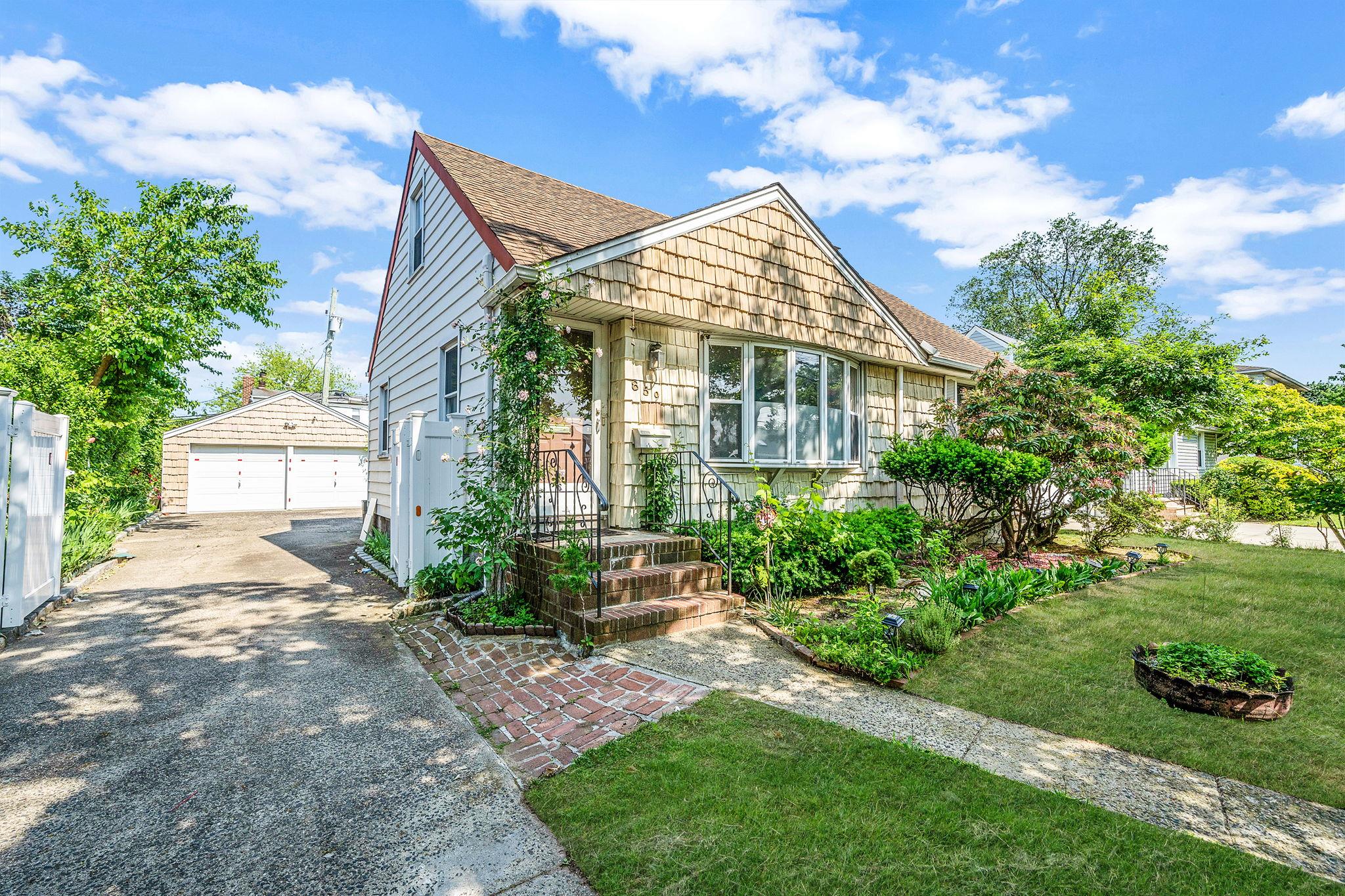 859 Franklin Avenue, Valley Stream, NY 11580