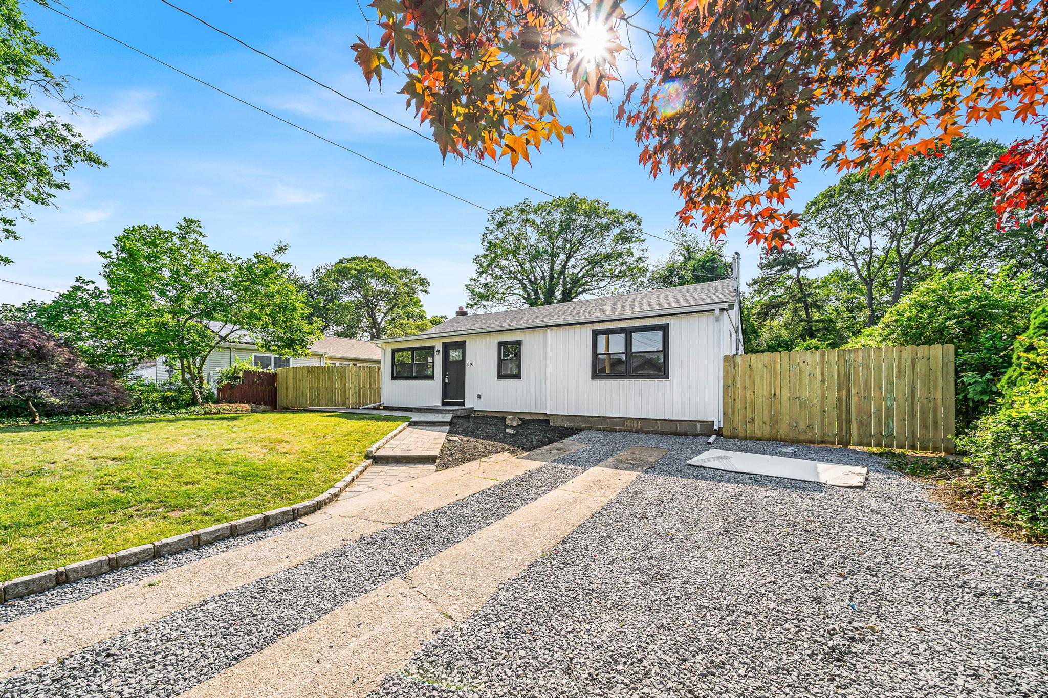 1090 Brookdale Avenue, Bay Shore, NY 11706