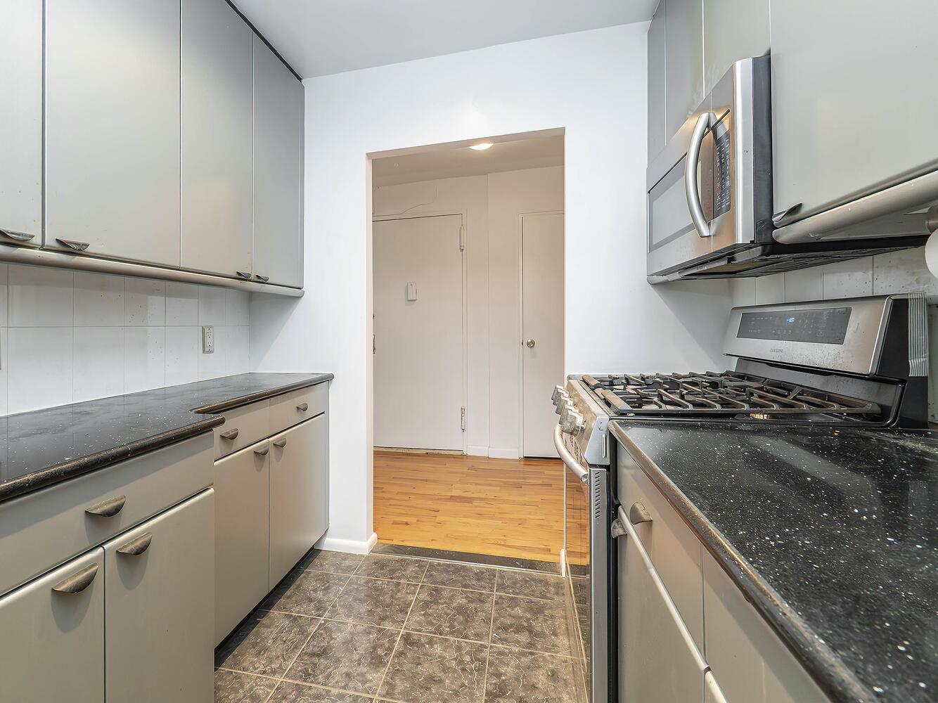 32 Pearsall Avenue # 3A, Glen Cove, NY 11542