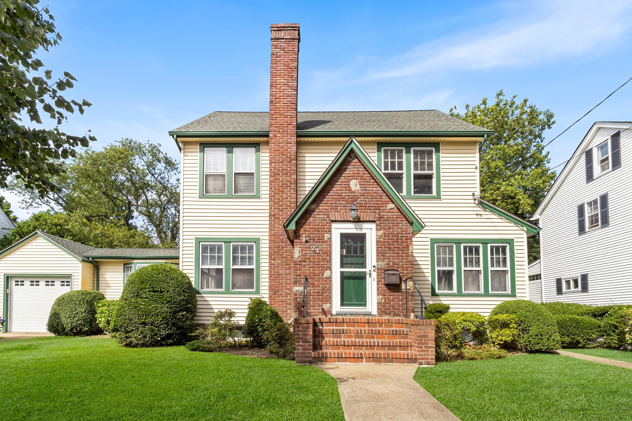 21 Columbia Place, Merrick, NY 11566