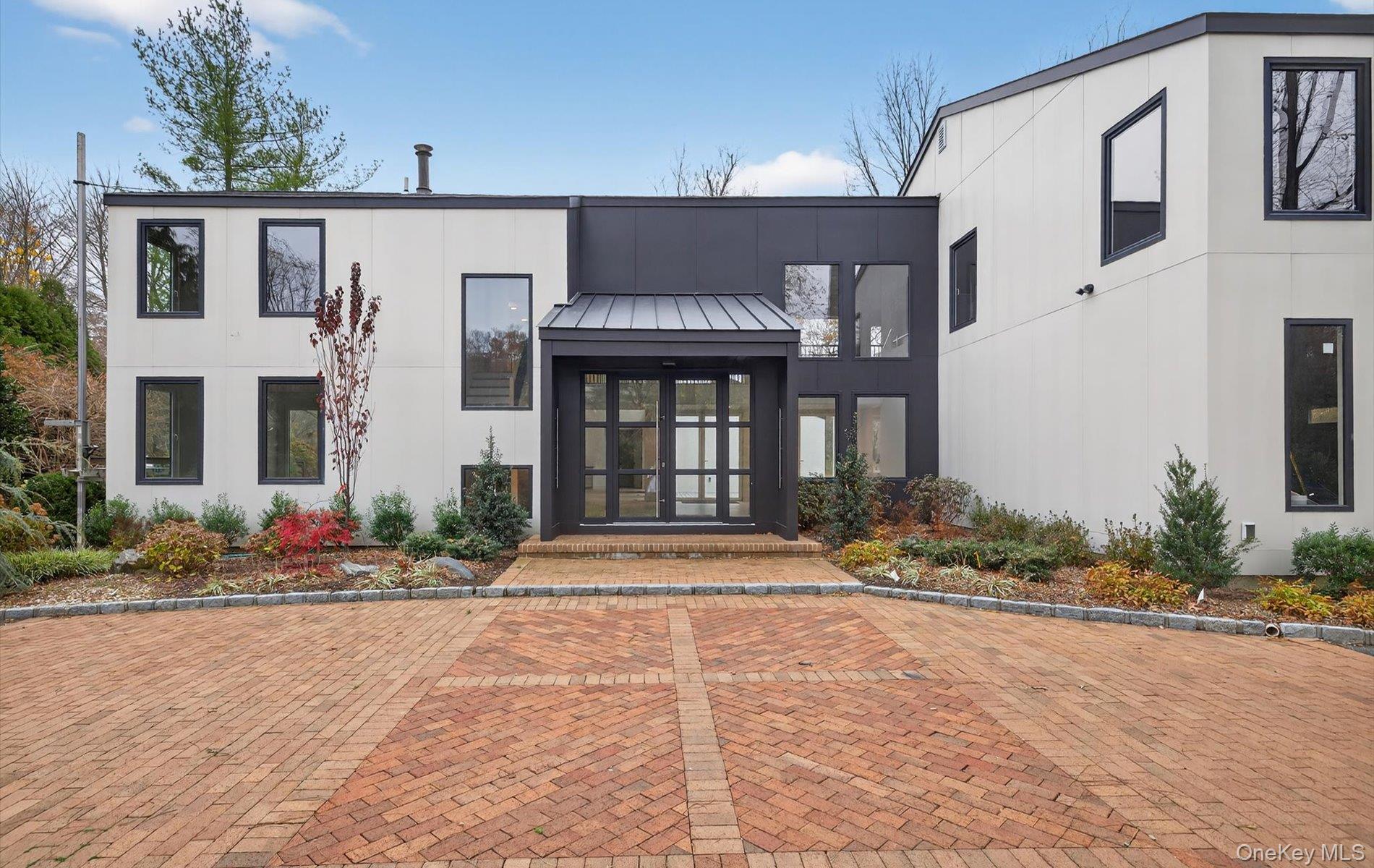 26 Windemere Way, Woodbury, NY 11797