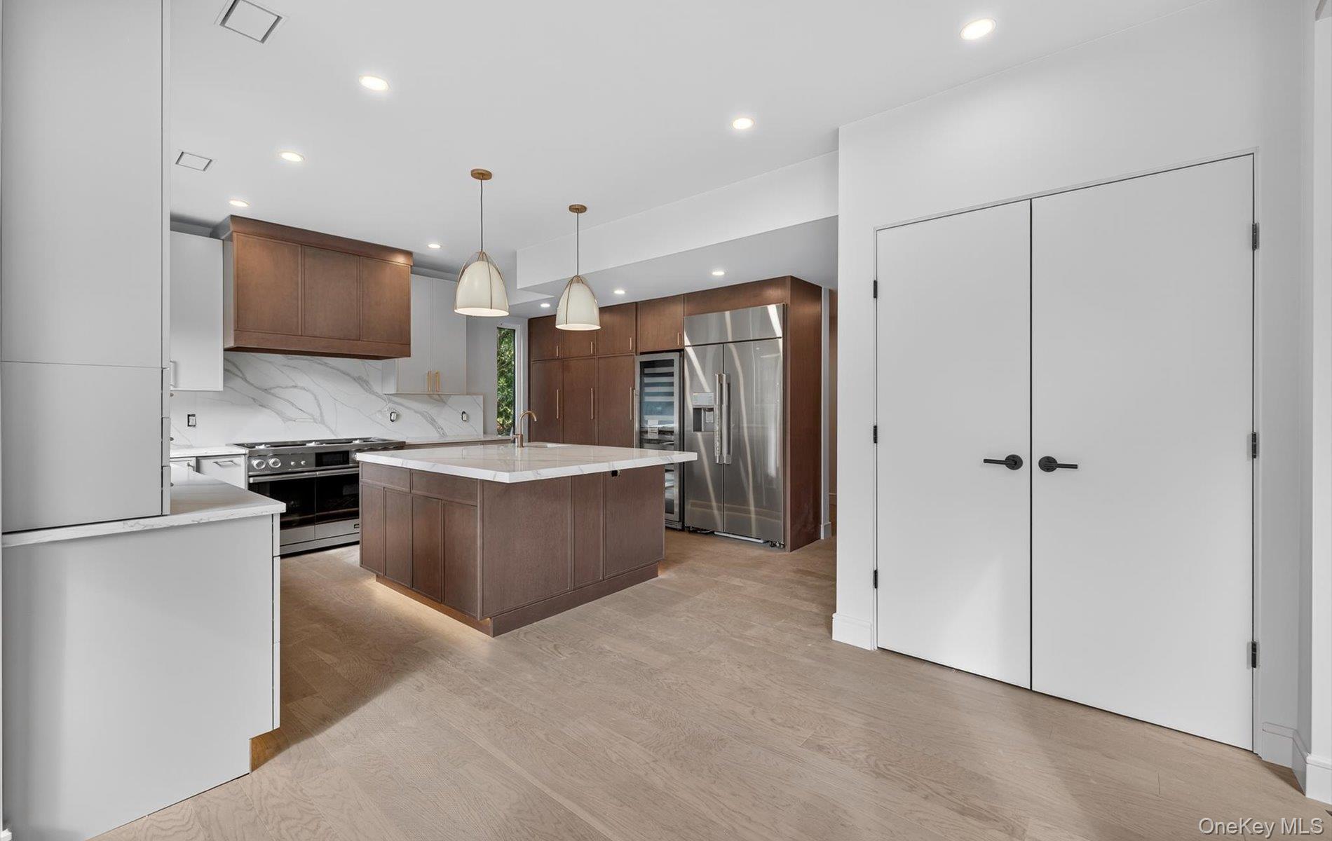 26 Windemere Way, Woodbury, NY 11797