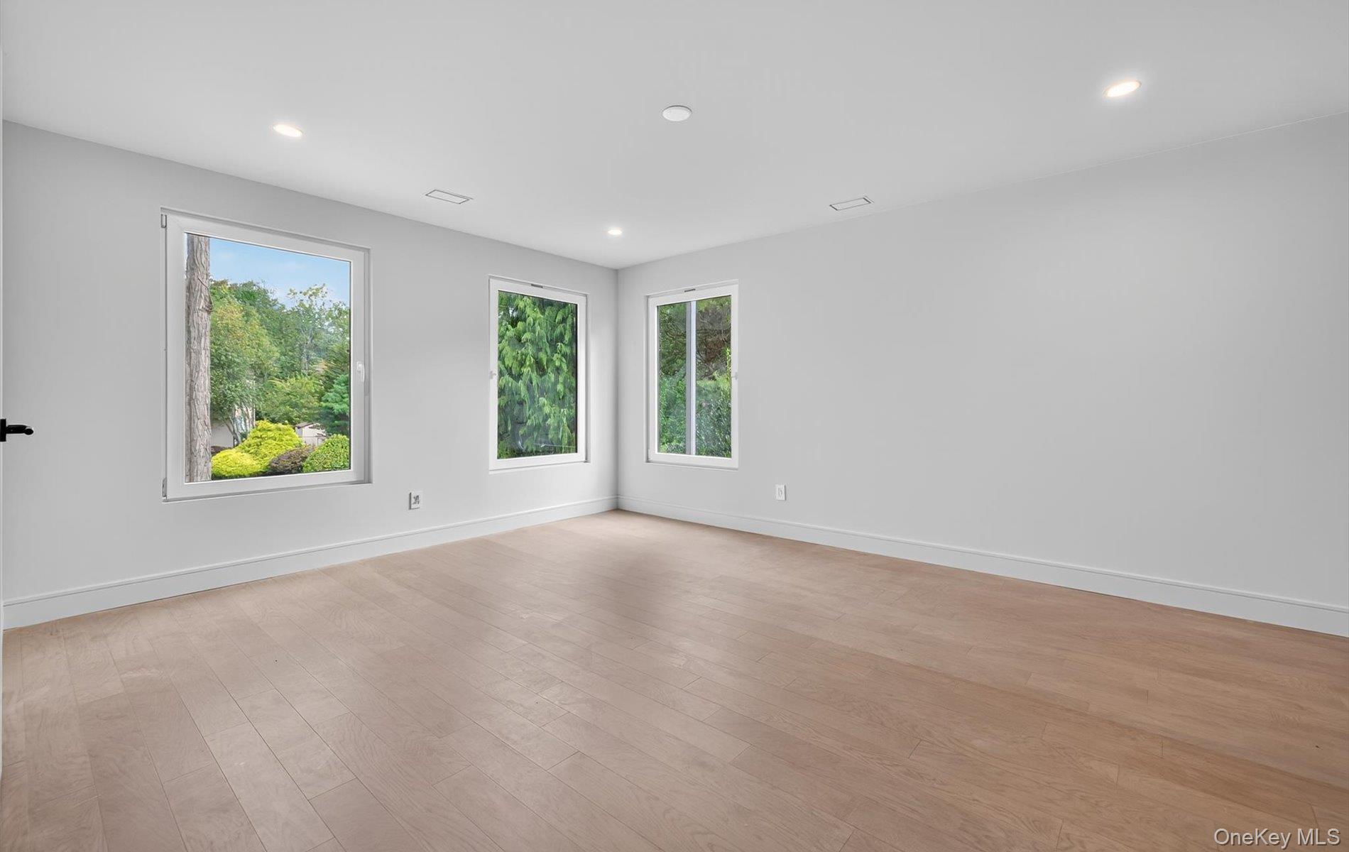 26 Windemere Way, Woodbury, NY 11797