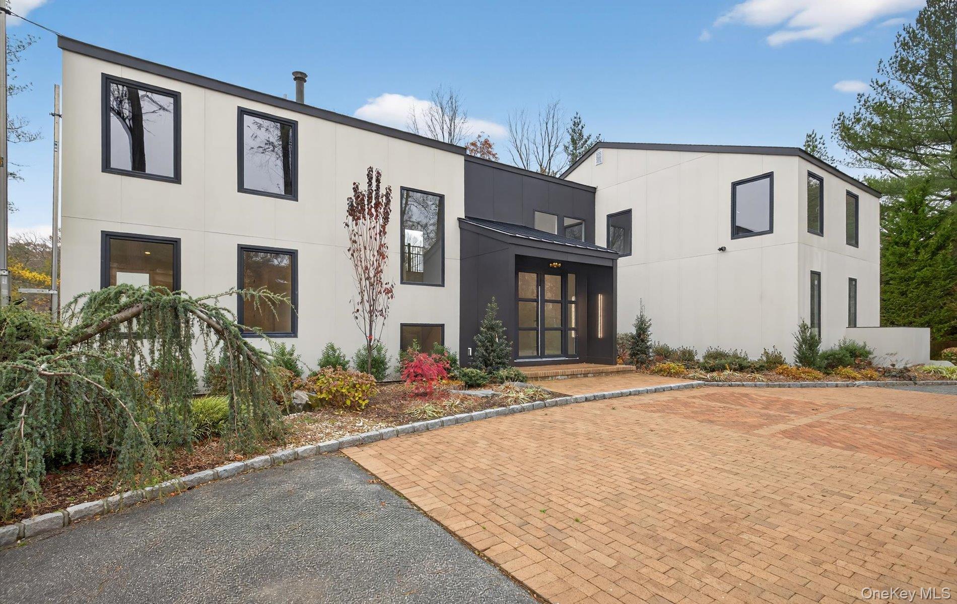 26 Windemere Way, Woodbury, NY 11797