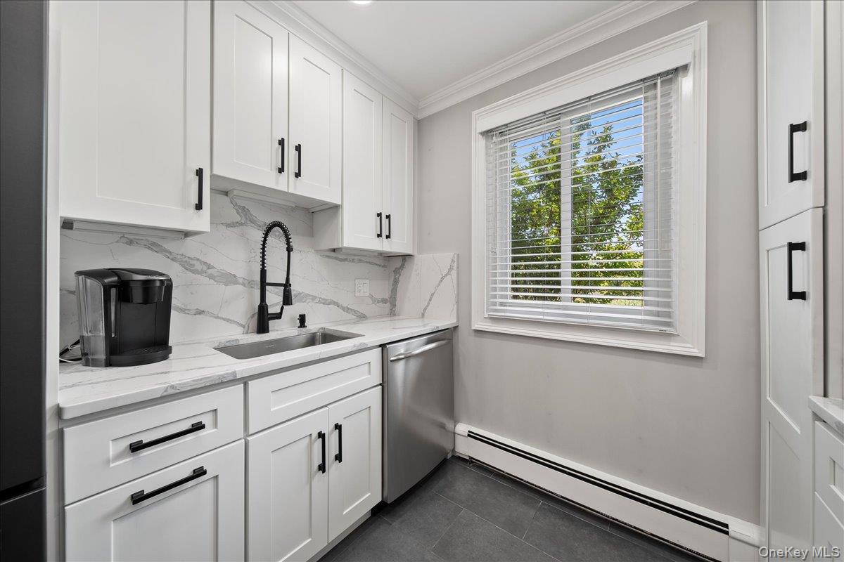 200 Merrick Road # R, Amityville, NY 11701