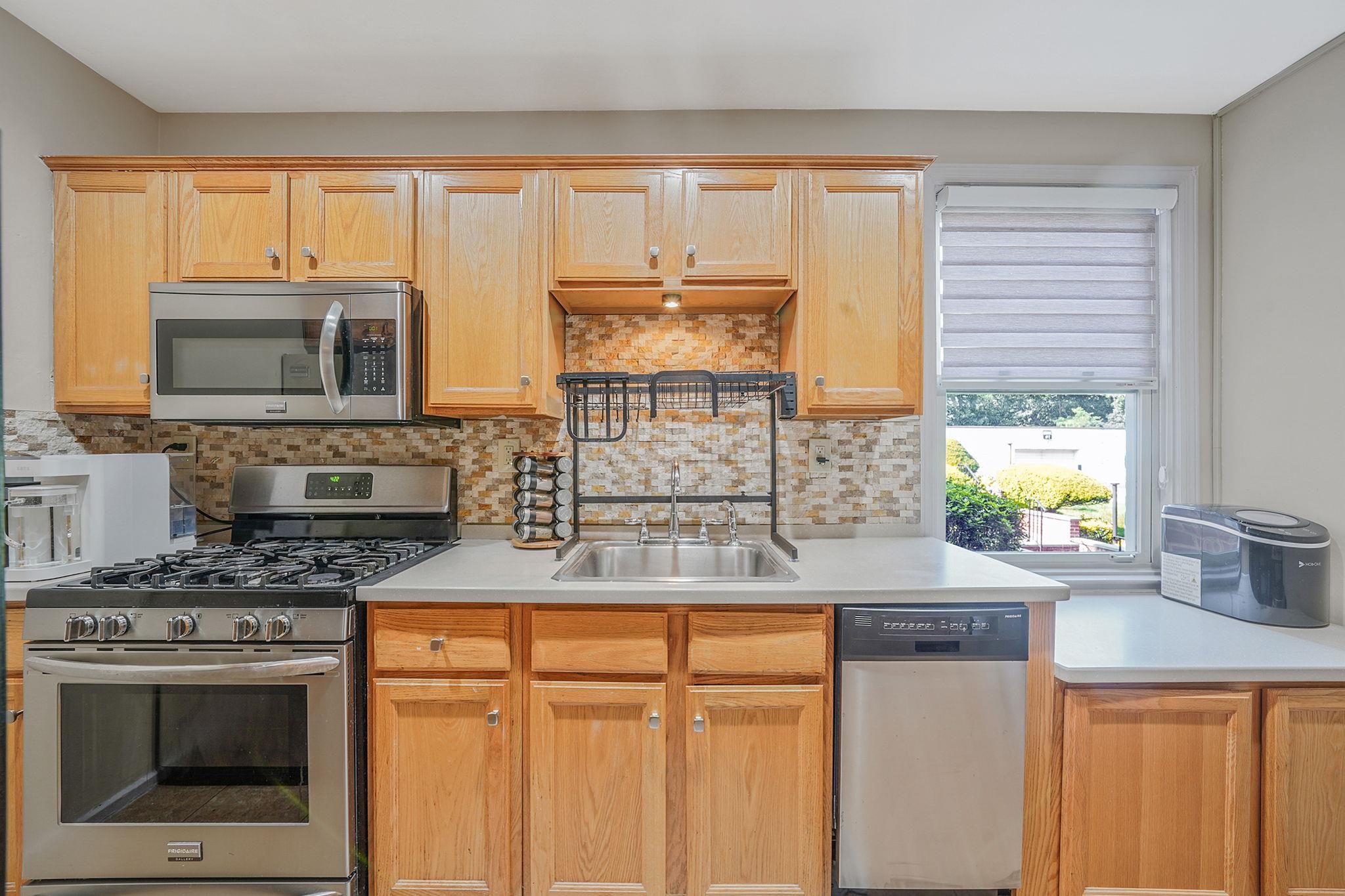 23 Edwards Street # 1C, Roslyn Heights, NY 11577