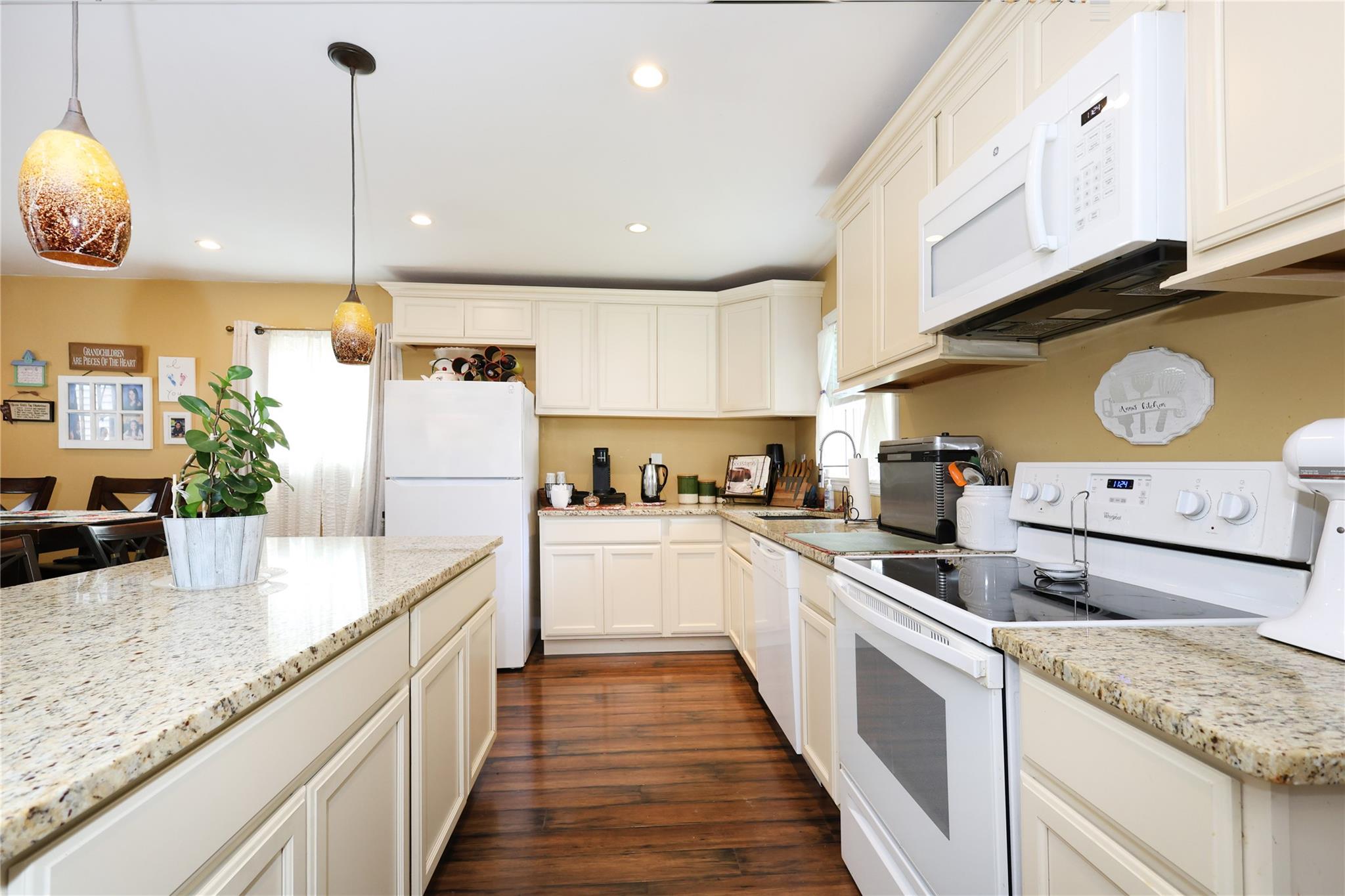 33 Highview Lane, Ridge, NY 11961