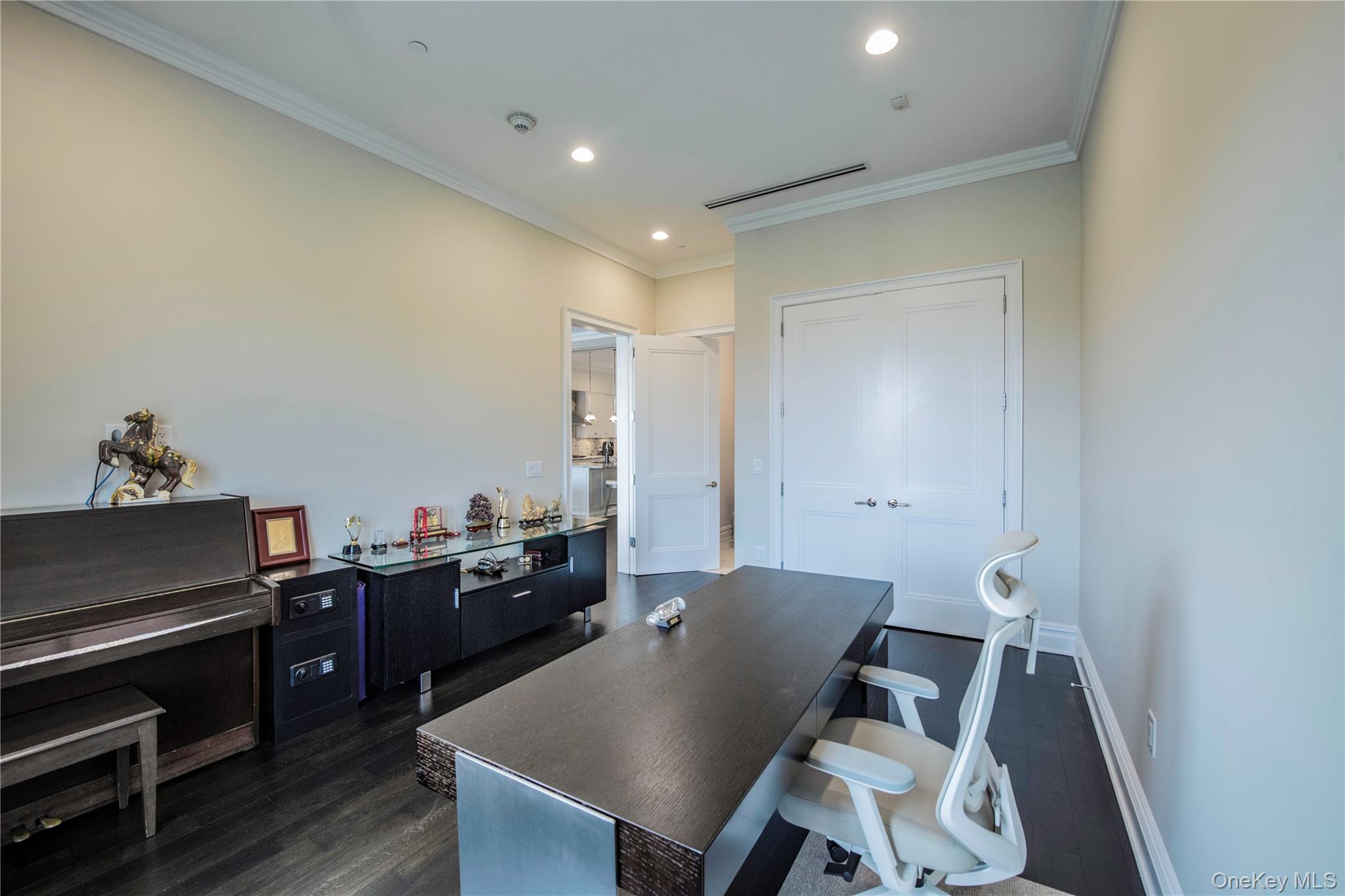 1000 Royal Court # 1306, North Hills, NY 11040