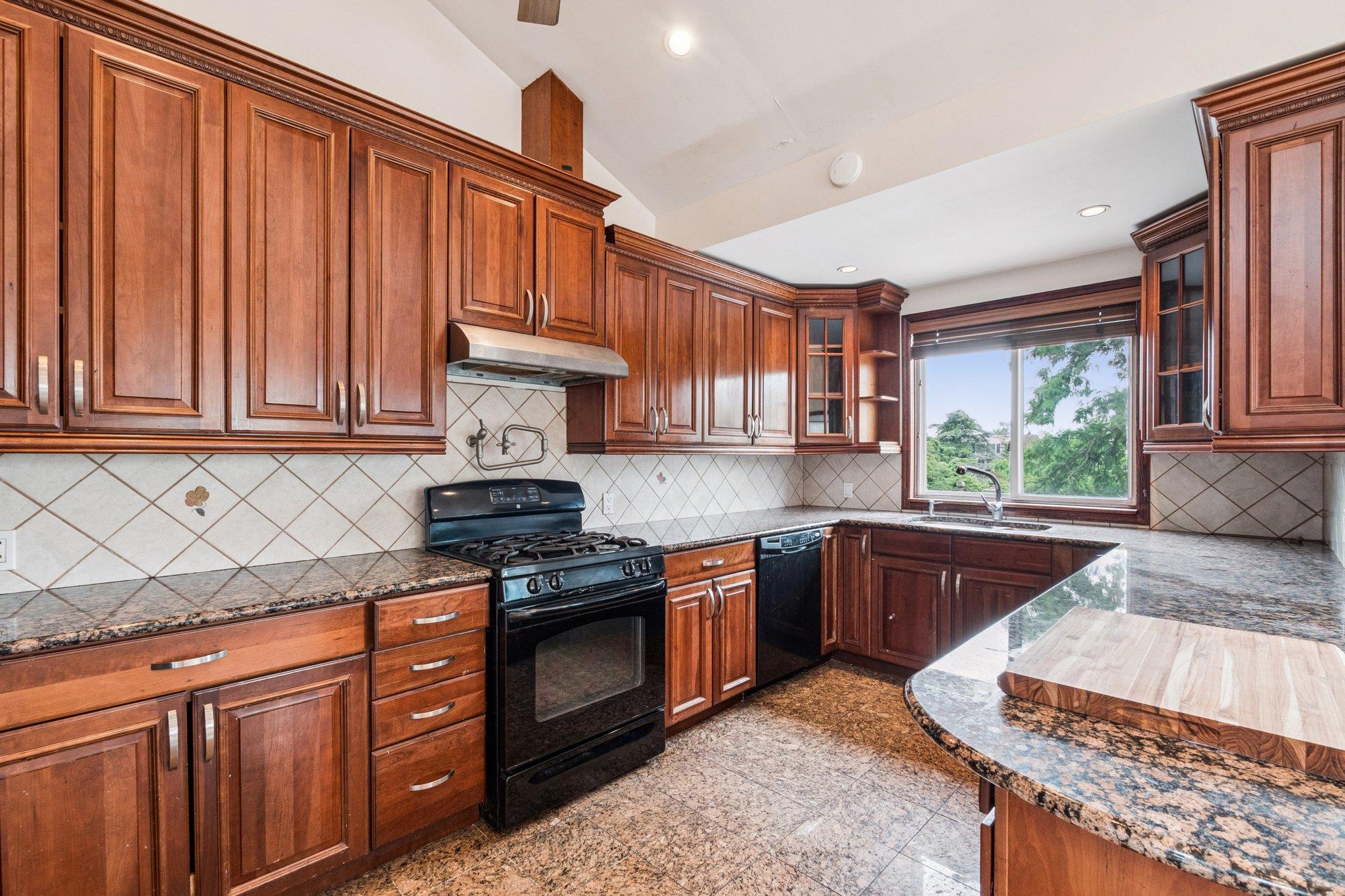 636 Derby Avenue, Woodmere, NY 11598