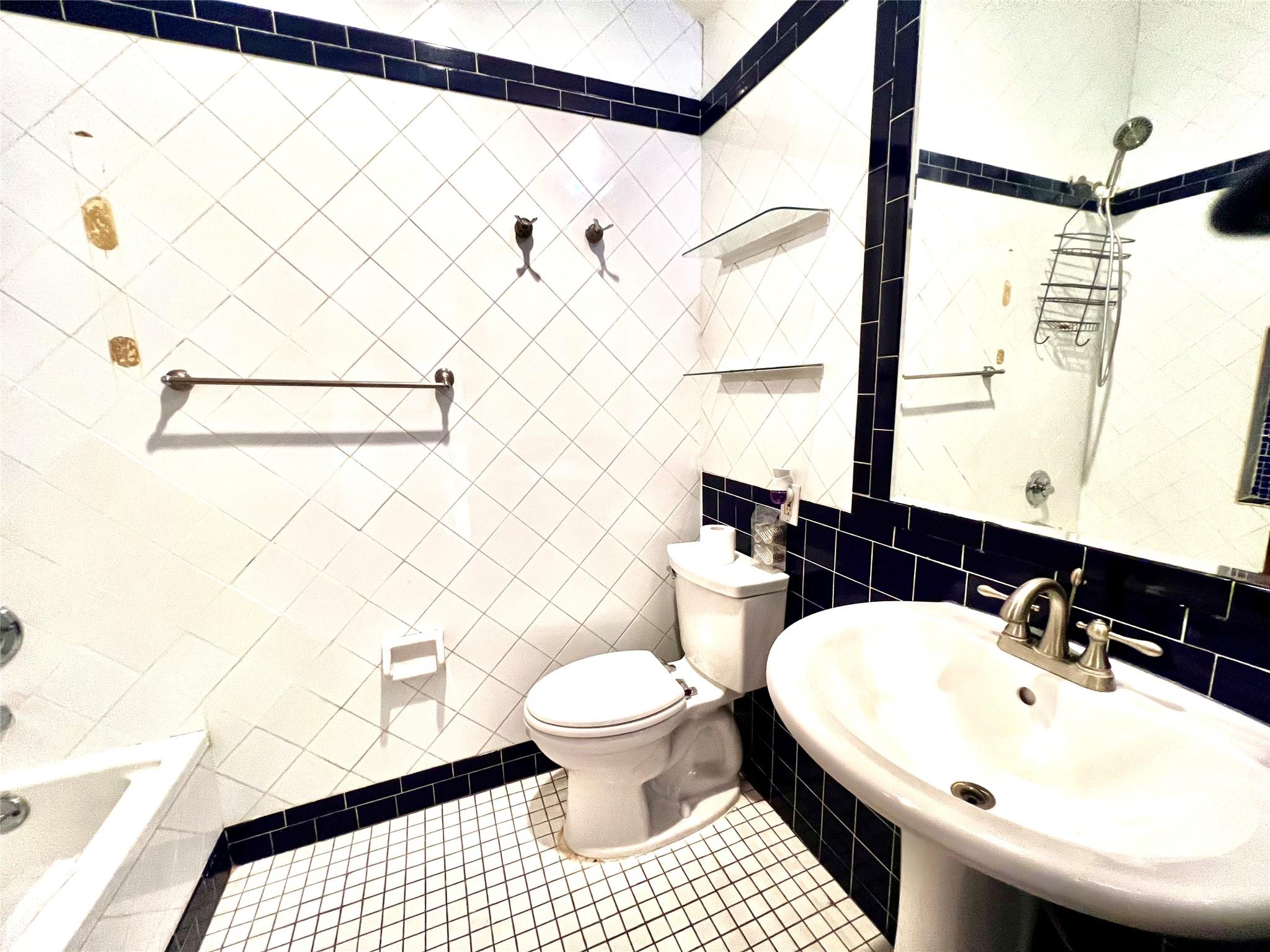 636 Derby Avenue, Woodmere, NY 11598