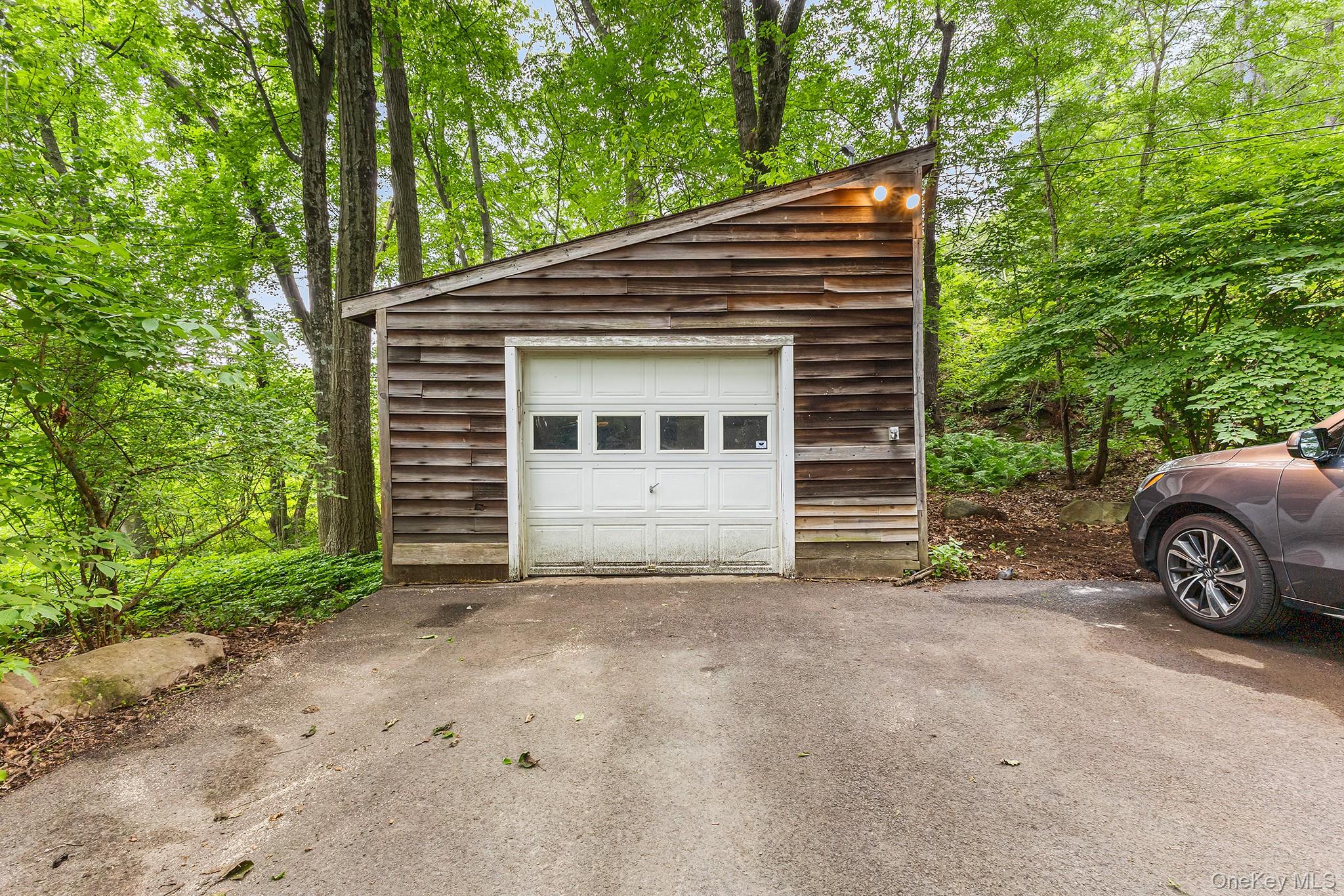 632 State Route 32 N, New Paltz, NY 12561