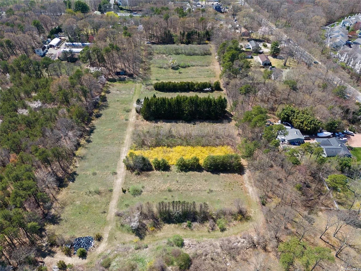 Cedarhurst Ave, Medford, NY 11763