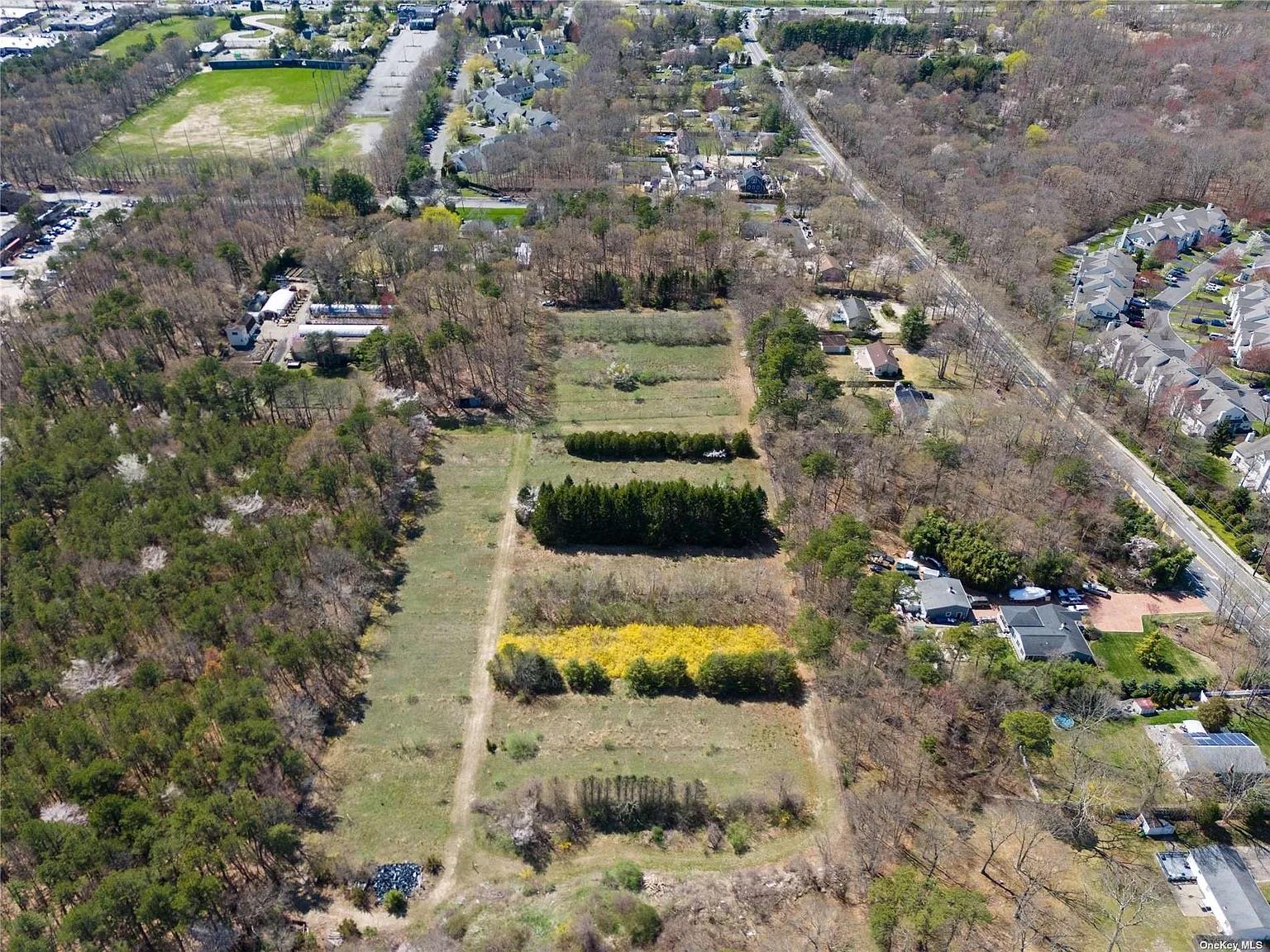 Cedarhurst Ave, Medford, NY 11763