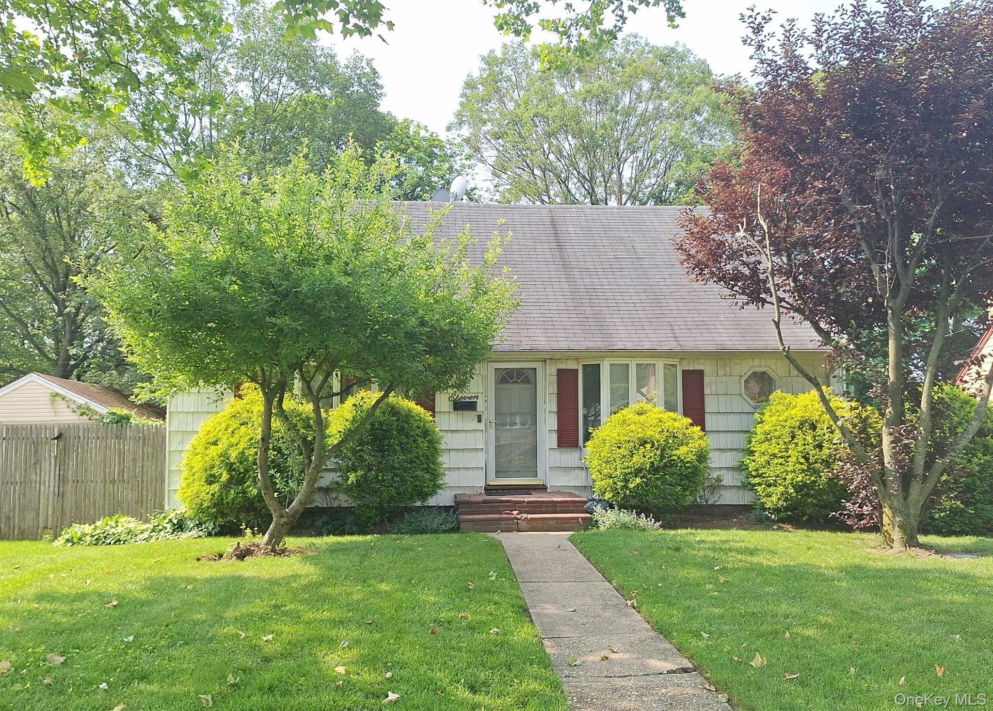 11 Parkwood Road, Westbury, NY 11590