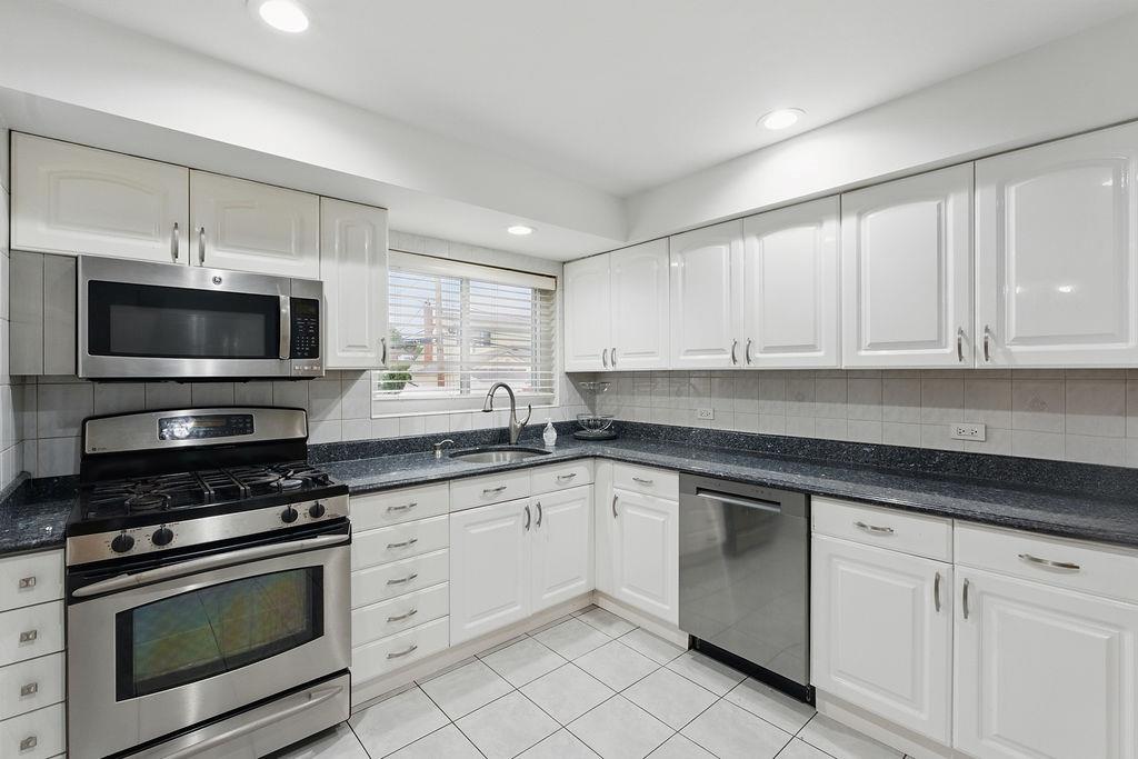 73 Fox Place, Hicksville, NY 11801