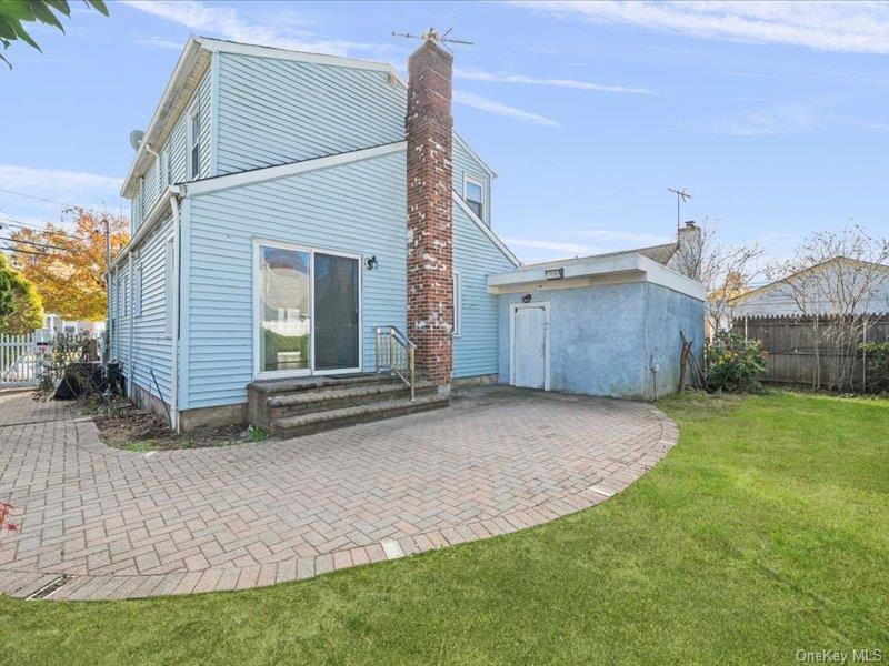 31 Broadmoor Lane, Westbury, NY 11590