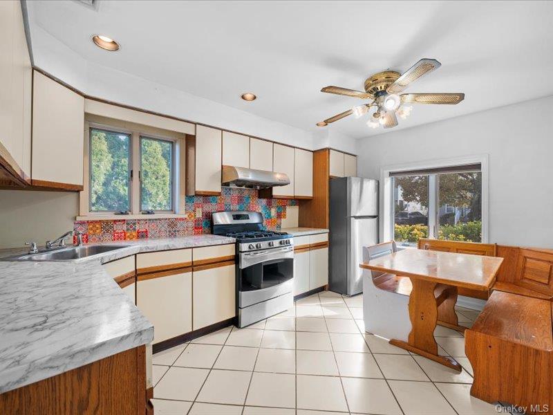 31 Broadmoor Lane, Westbury, NY 11590