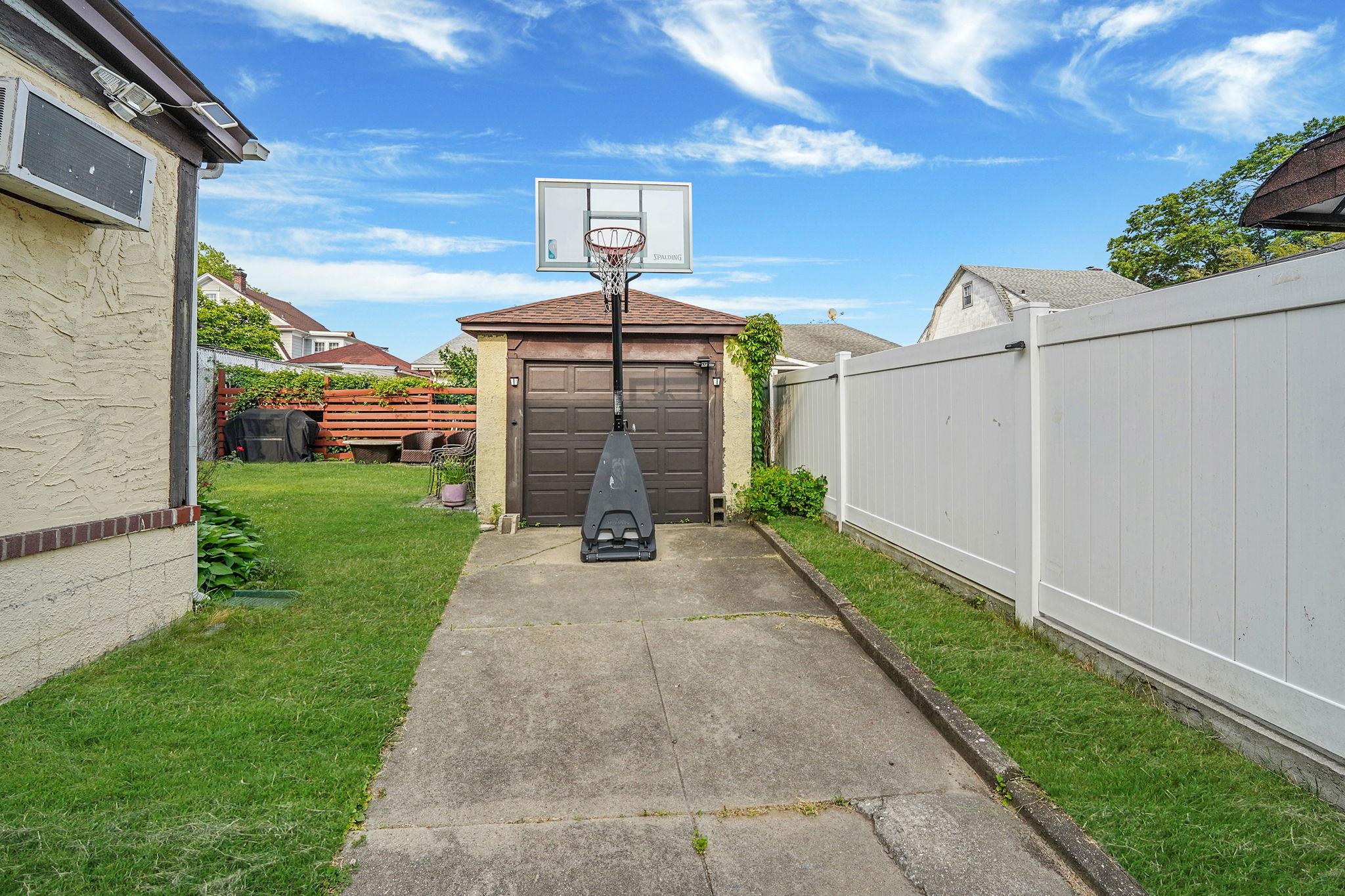 8511 169th Street, Jamaica Hills, NY 11432