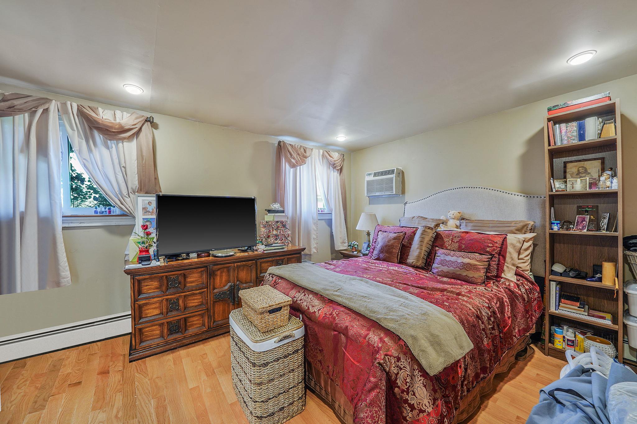 8511 169th Street, Jamaica Hills, NY 11432