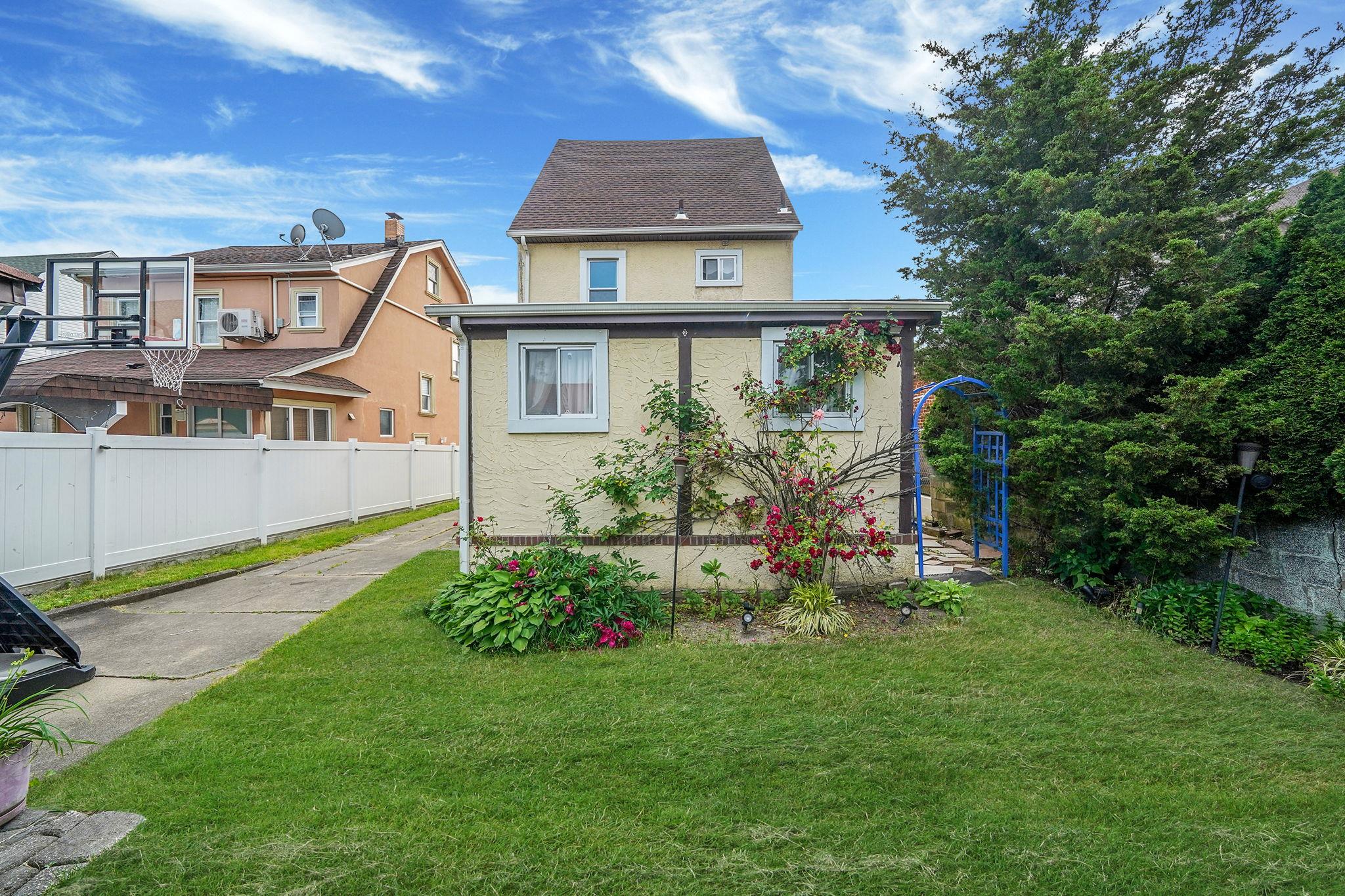 8511 169th Street, Jamaica Hills, NY 11432