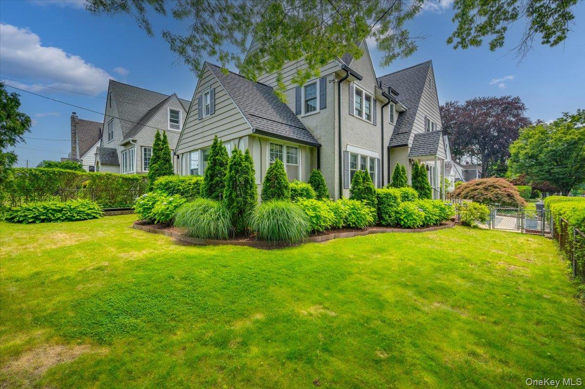 400 Manor Ridge Road, Pelham, NY 10803