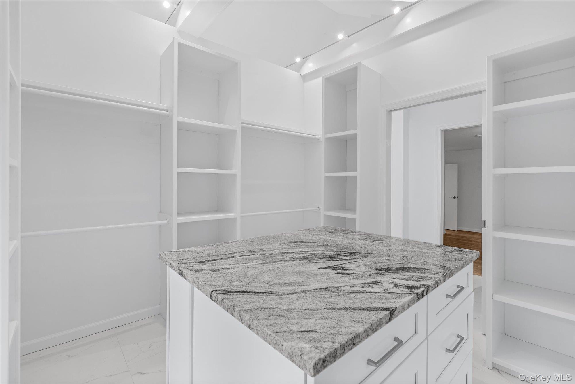 2 Westbourne Lane, Melville, NY 11747