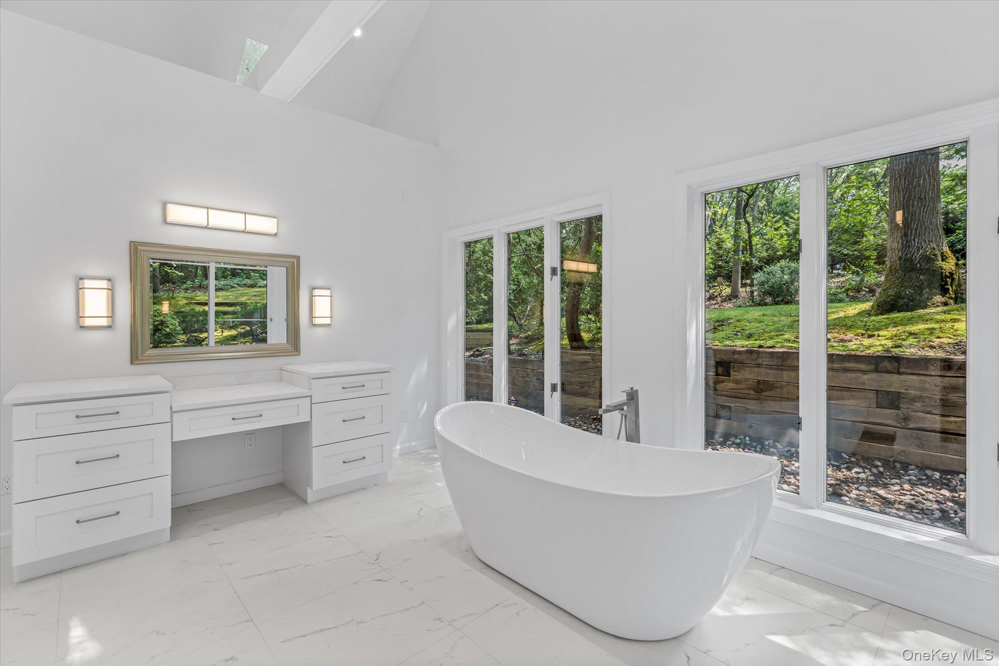 2 Westbourne Lane, Melville, NY 11747