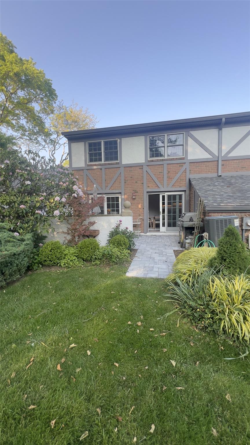 10 Lealand Lane, Southampton, NY 11968