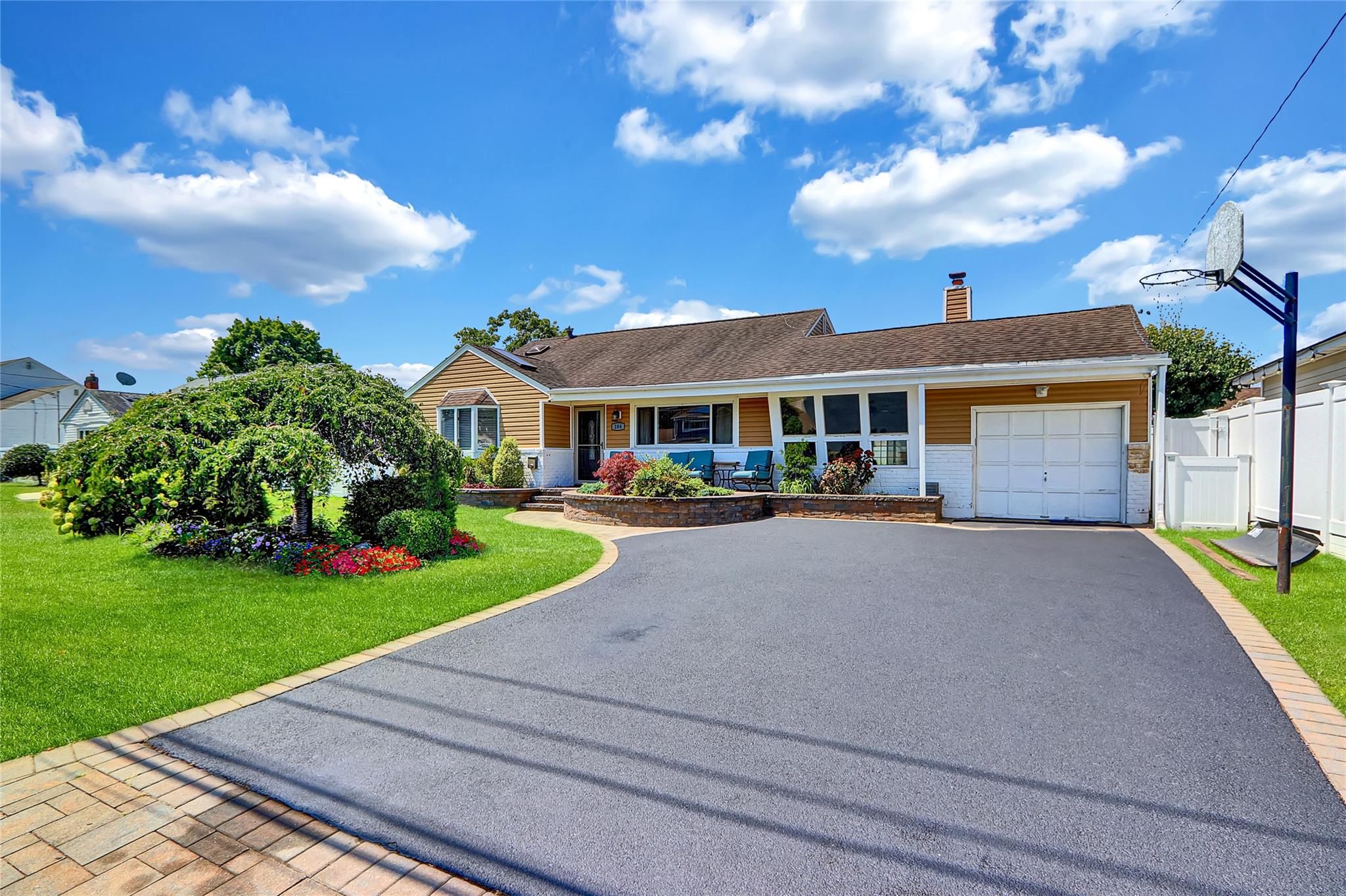 286 E 4th Street, Deer Park, NY 11729