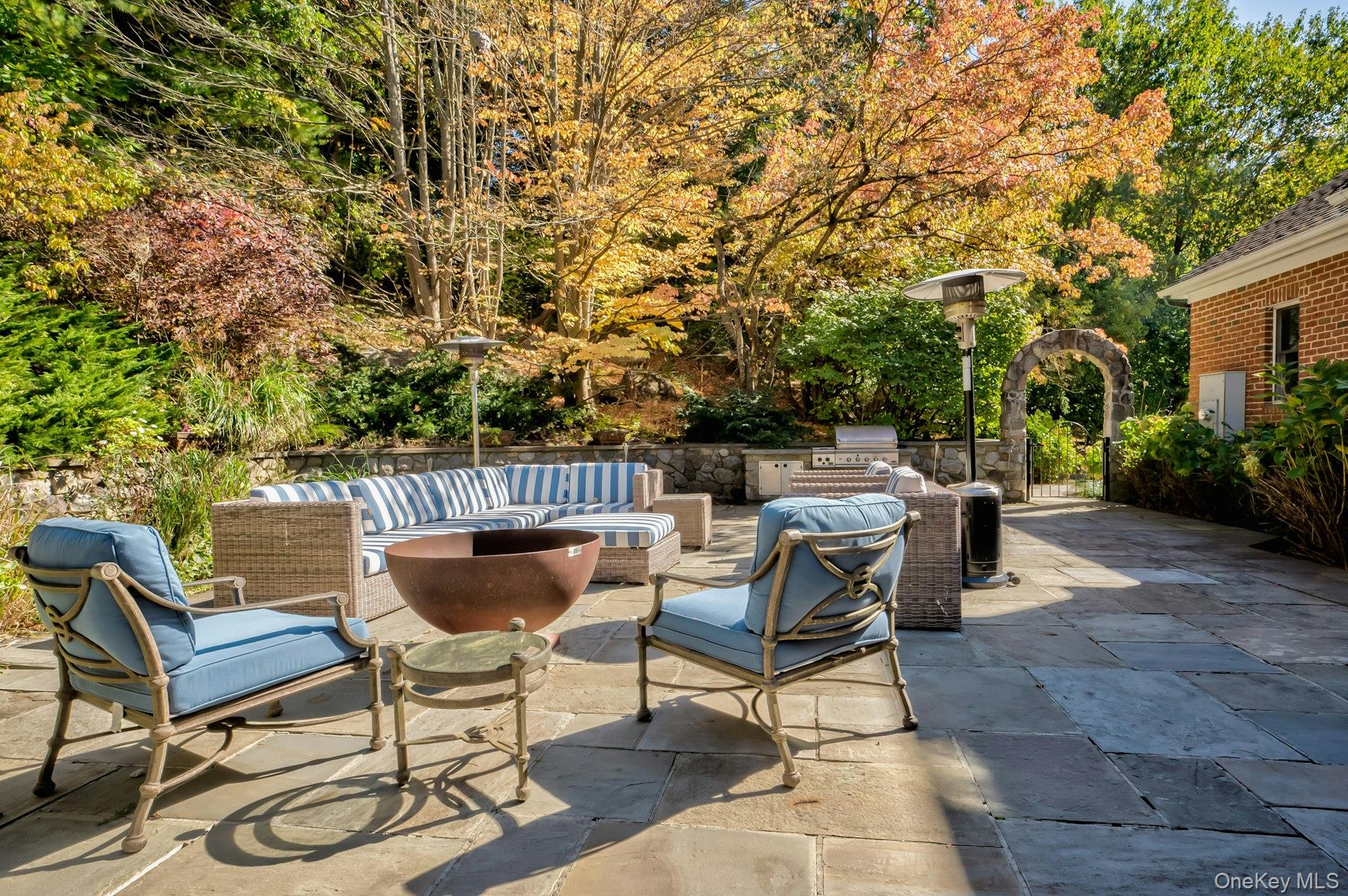 18 Harriman Drive, Sands Point, NY 11050