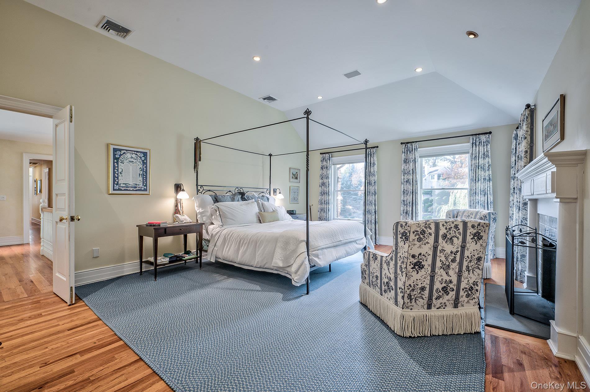 18 Harriman Drive, Sands Point, NY 11050