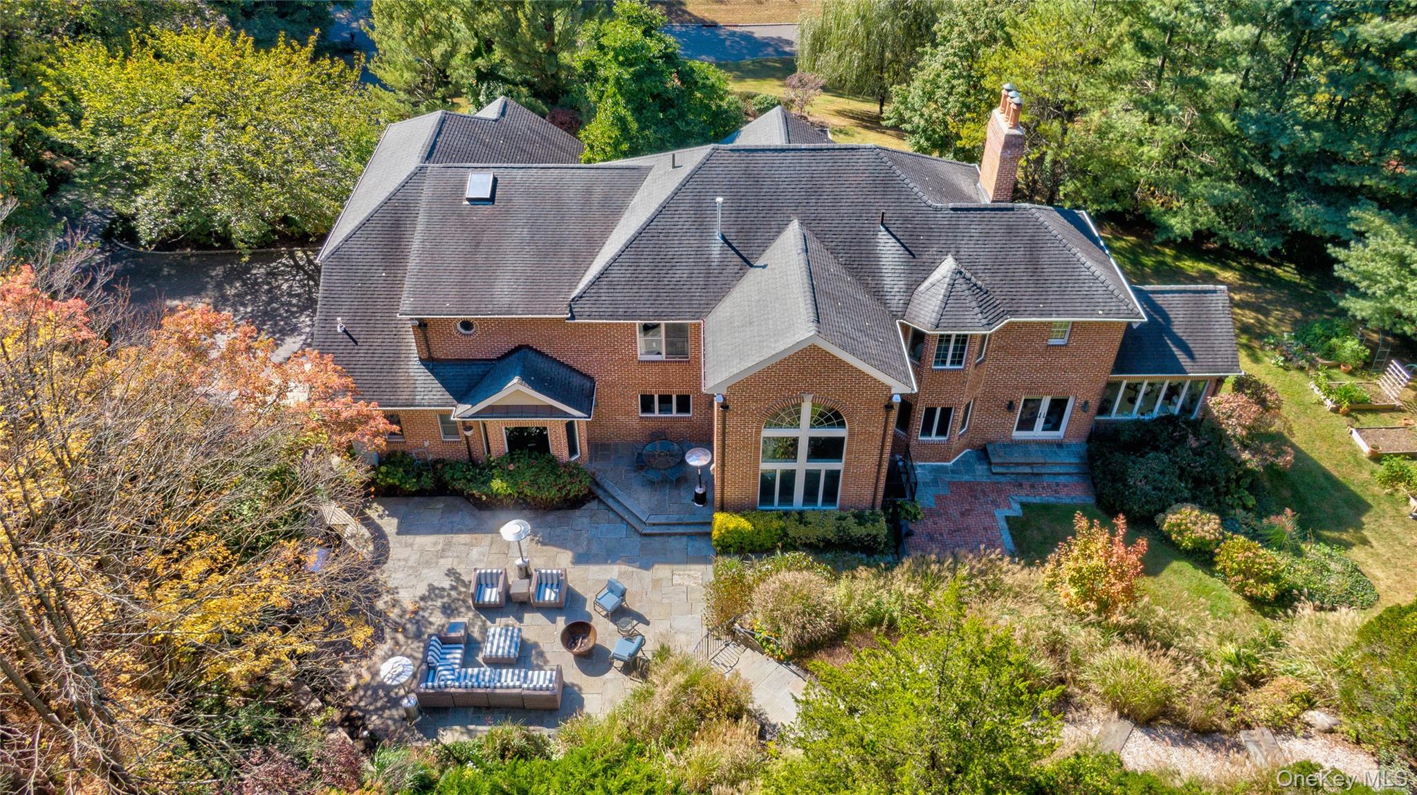 18 Harriman Drive, Sands Point, NY 11050