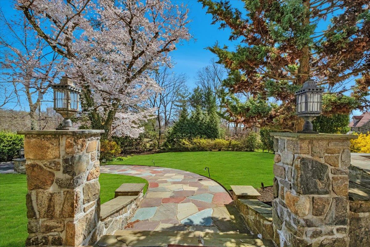 31 Old Army Road, Scarsdale, NY 10583