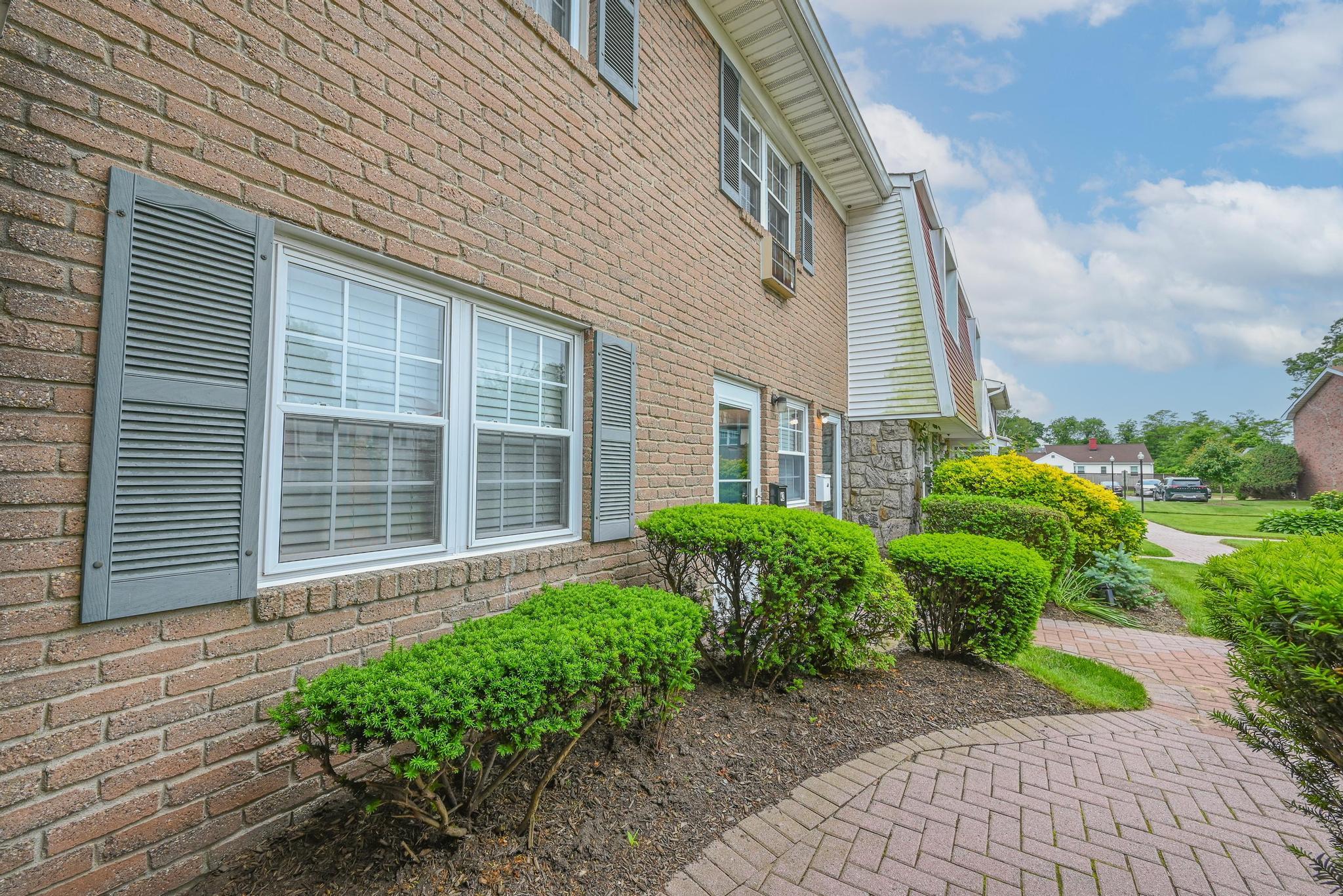 42 Springwood Drive, North Babylon, NY 11703