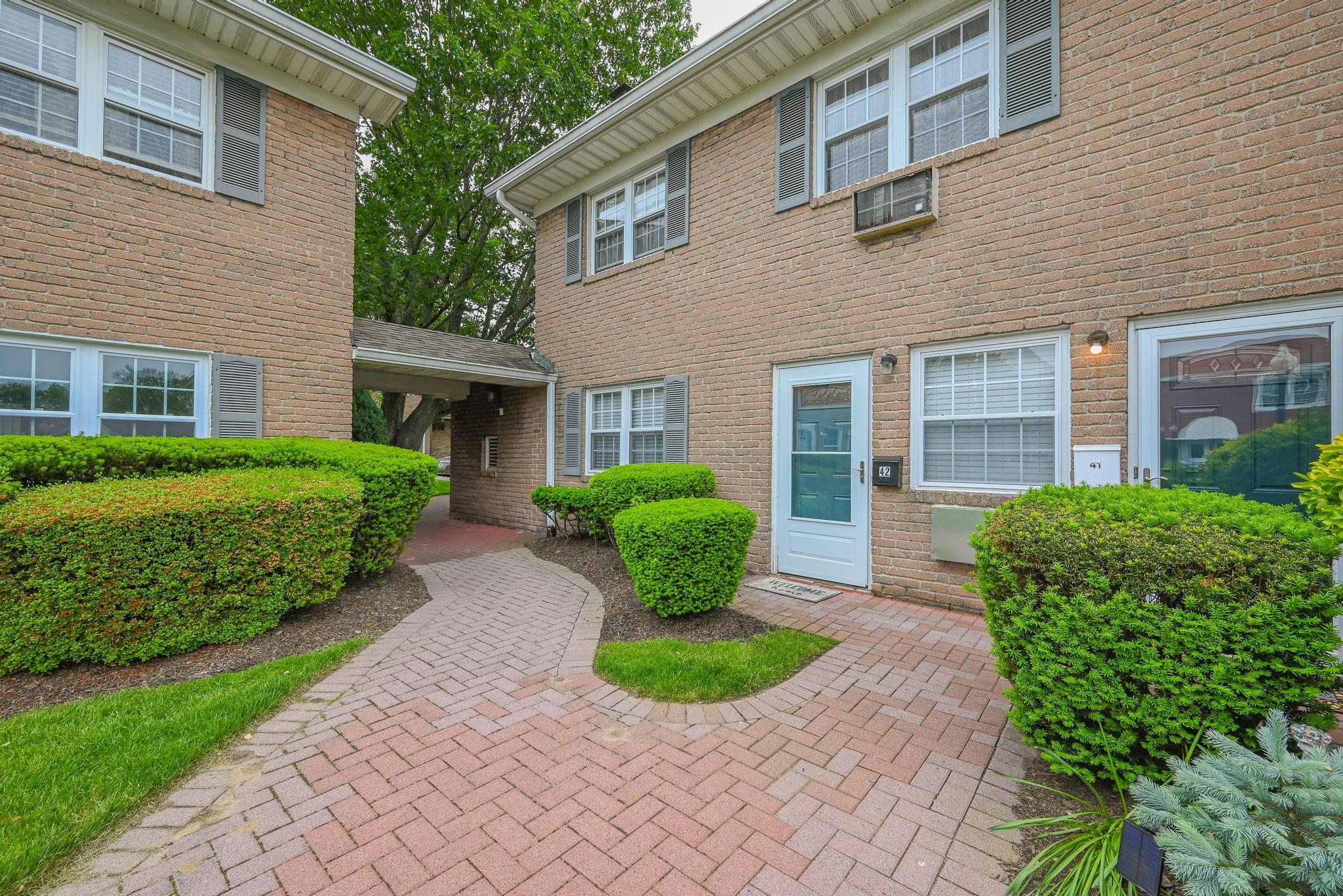 42 Springwood Drive, North Babylon, NY 11703