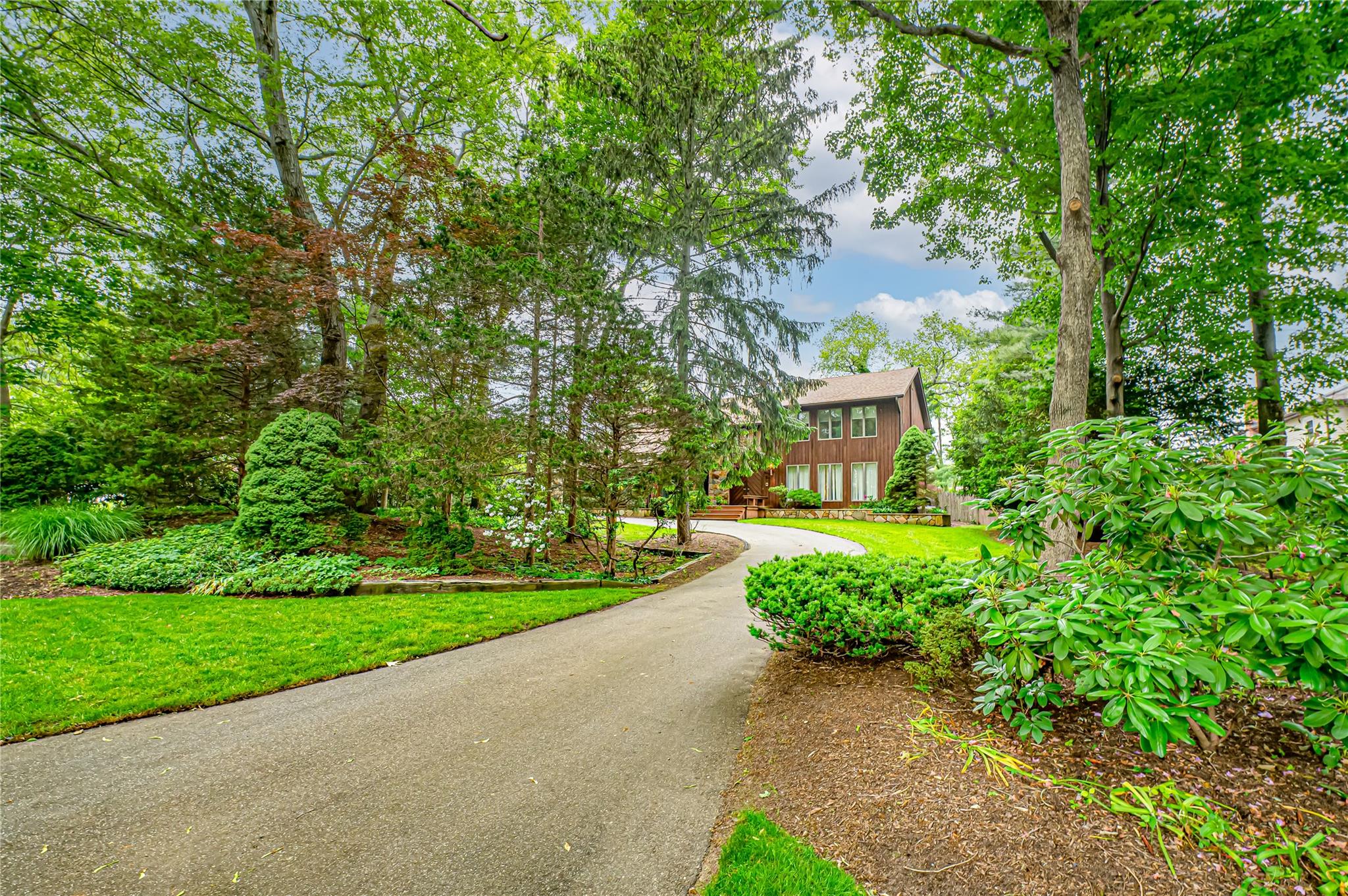 4 Candlelight Court, Smithtown, NY 11787