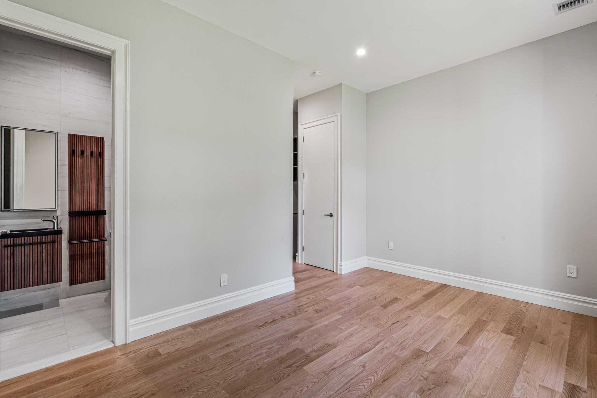 199E W Shore Road, Great Neck, NY 11024