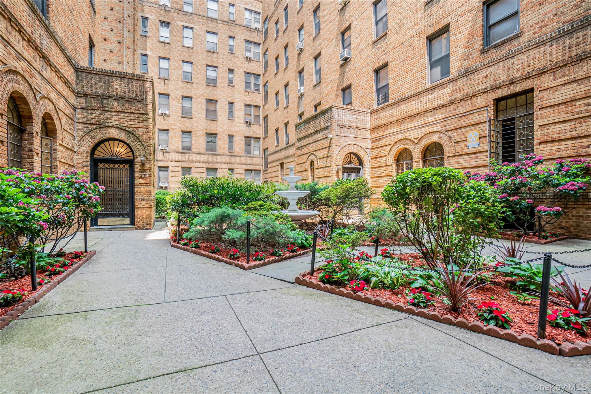 83-44 LEFFERTS Boulevard S # 4 R, Kew Gardens, NY 11415