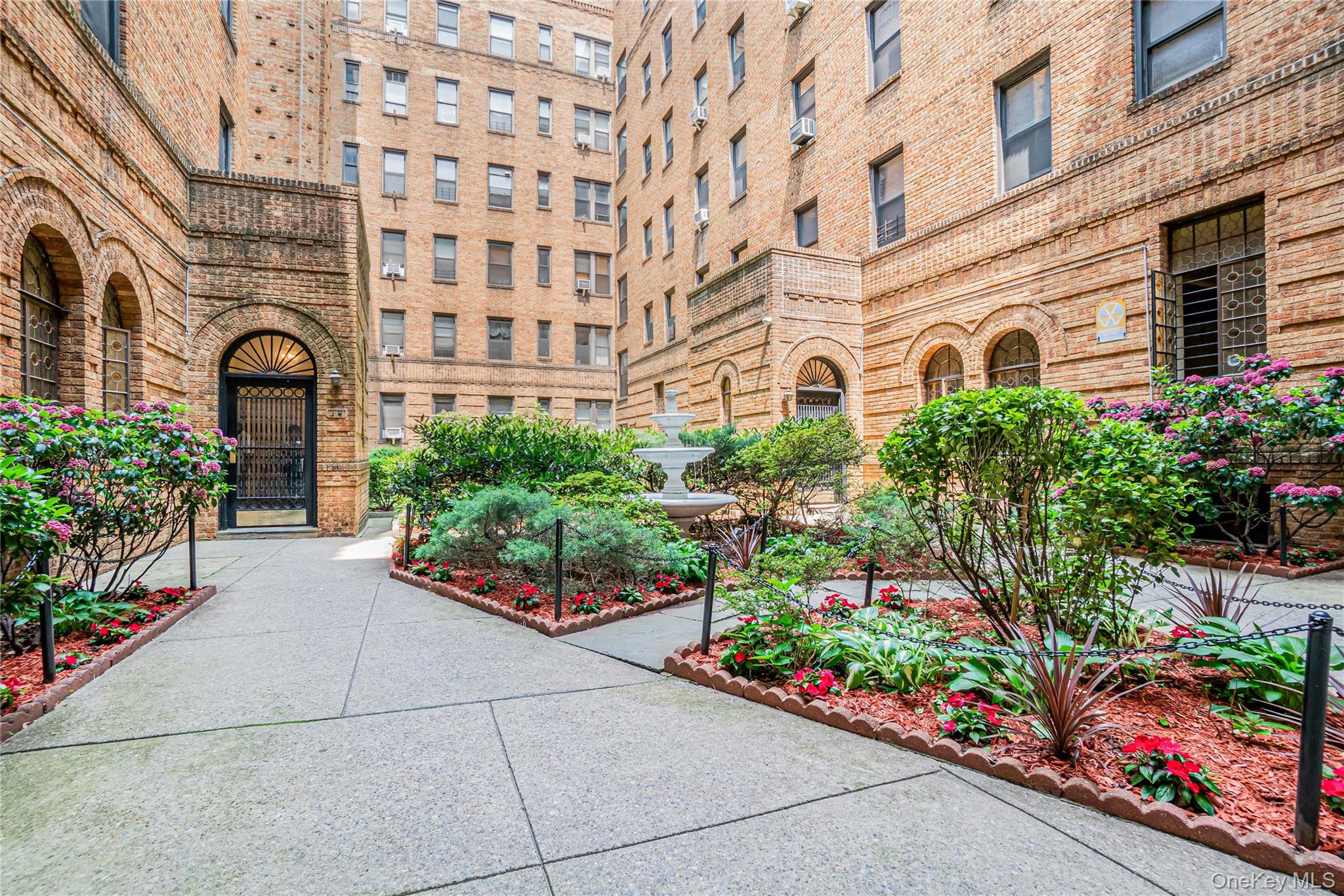 83-44 LEFFERTS Boulevard S # 4 R, Kew Gardens, NY 11415
