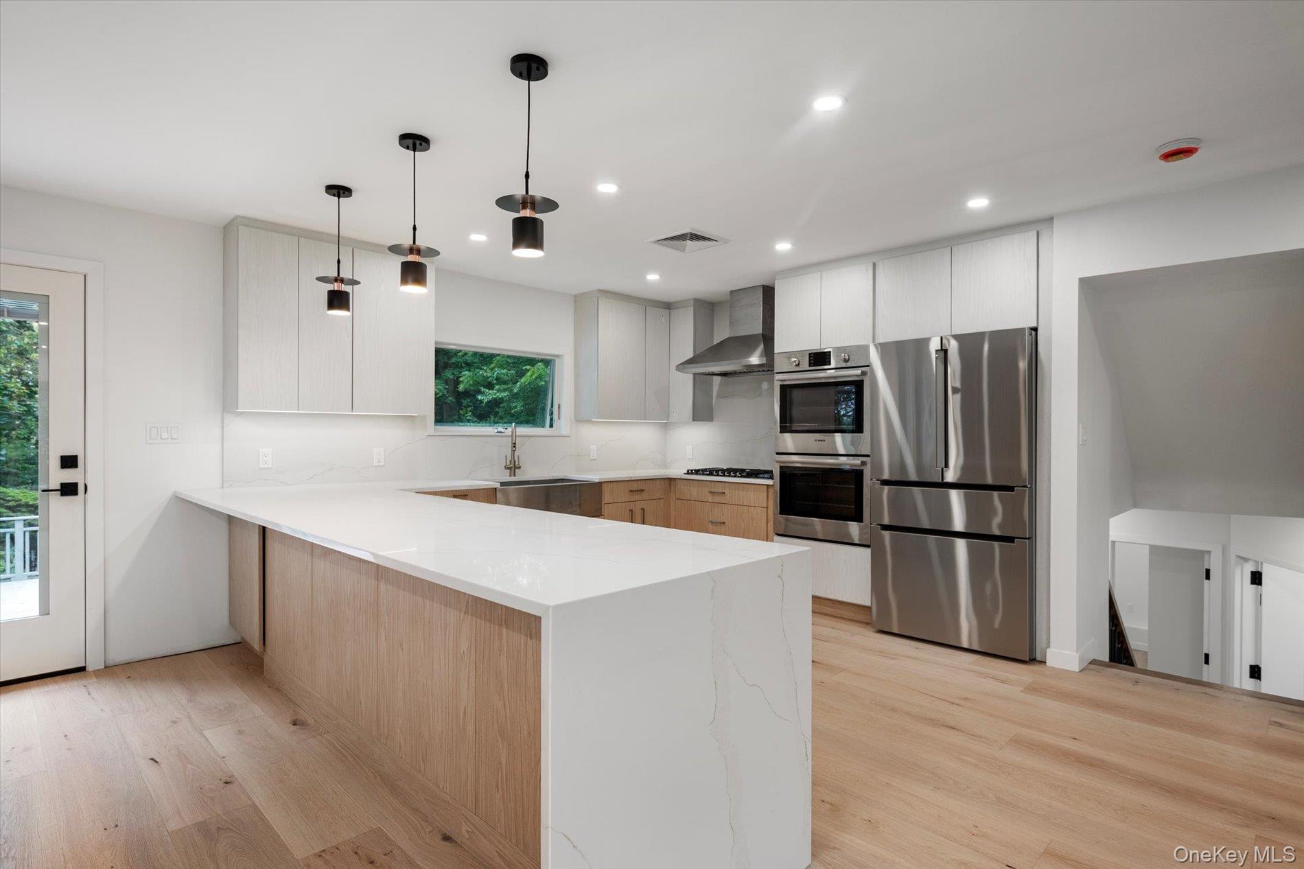 8 Junard Drive, Roslyn, NY 11576