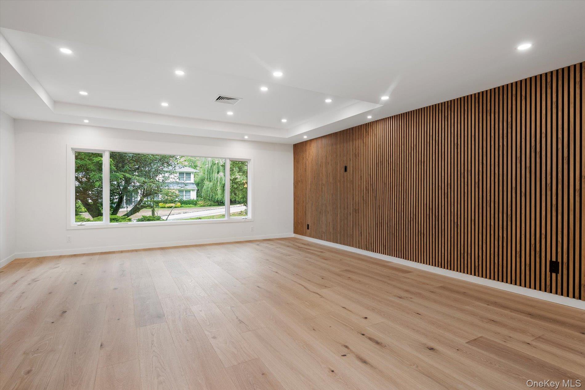 8 Junard Drive, Roslyn, NY 11576