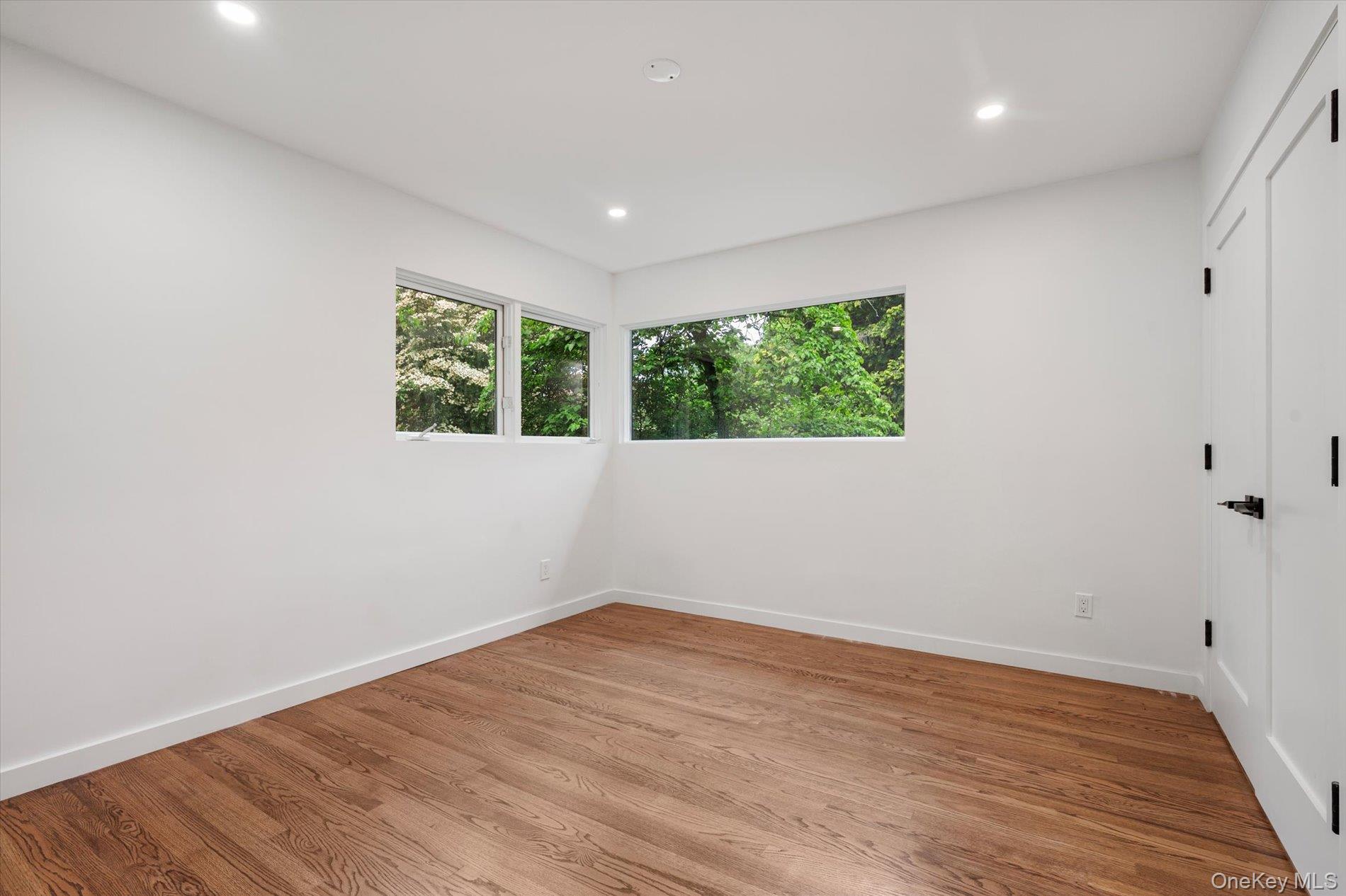 8 Junard Drive, Roslyn, NY 11576