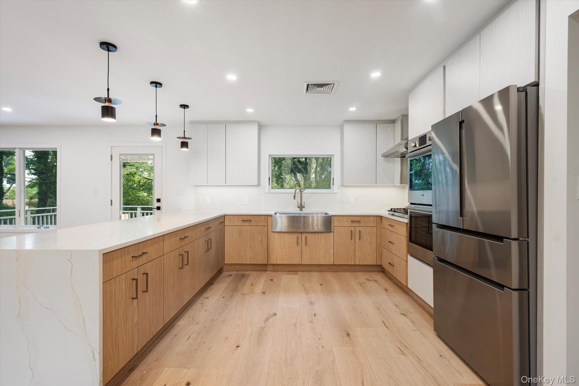 8 Junard Drive, Roslyn, NY 11576