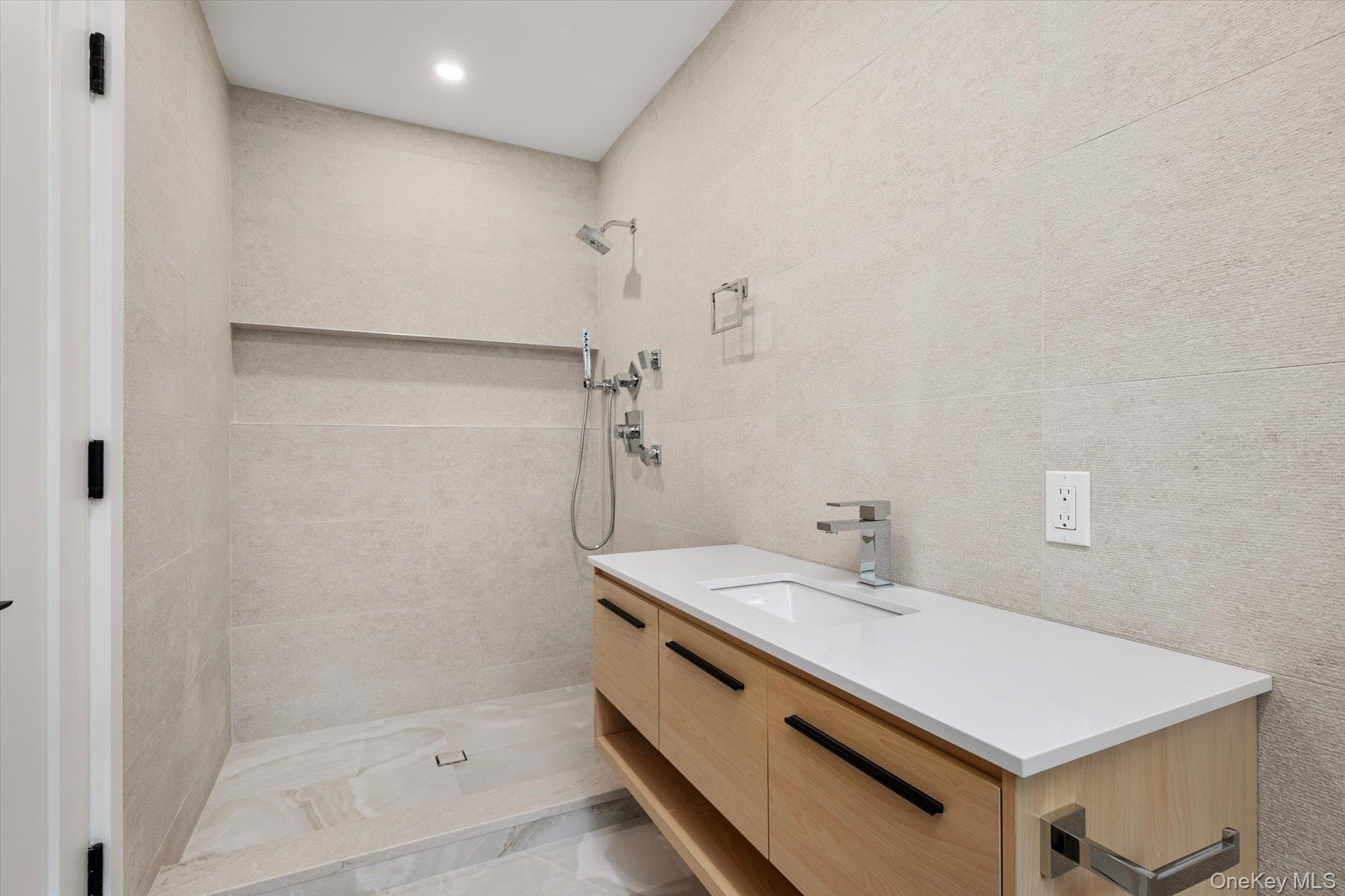 8 Junard Drive, Roslyn, NY 11576