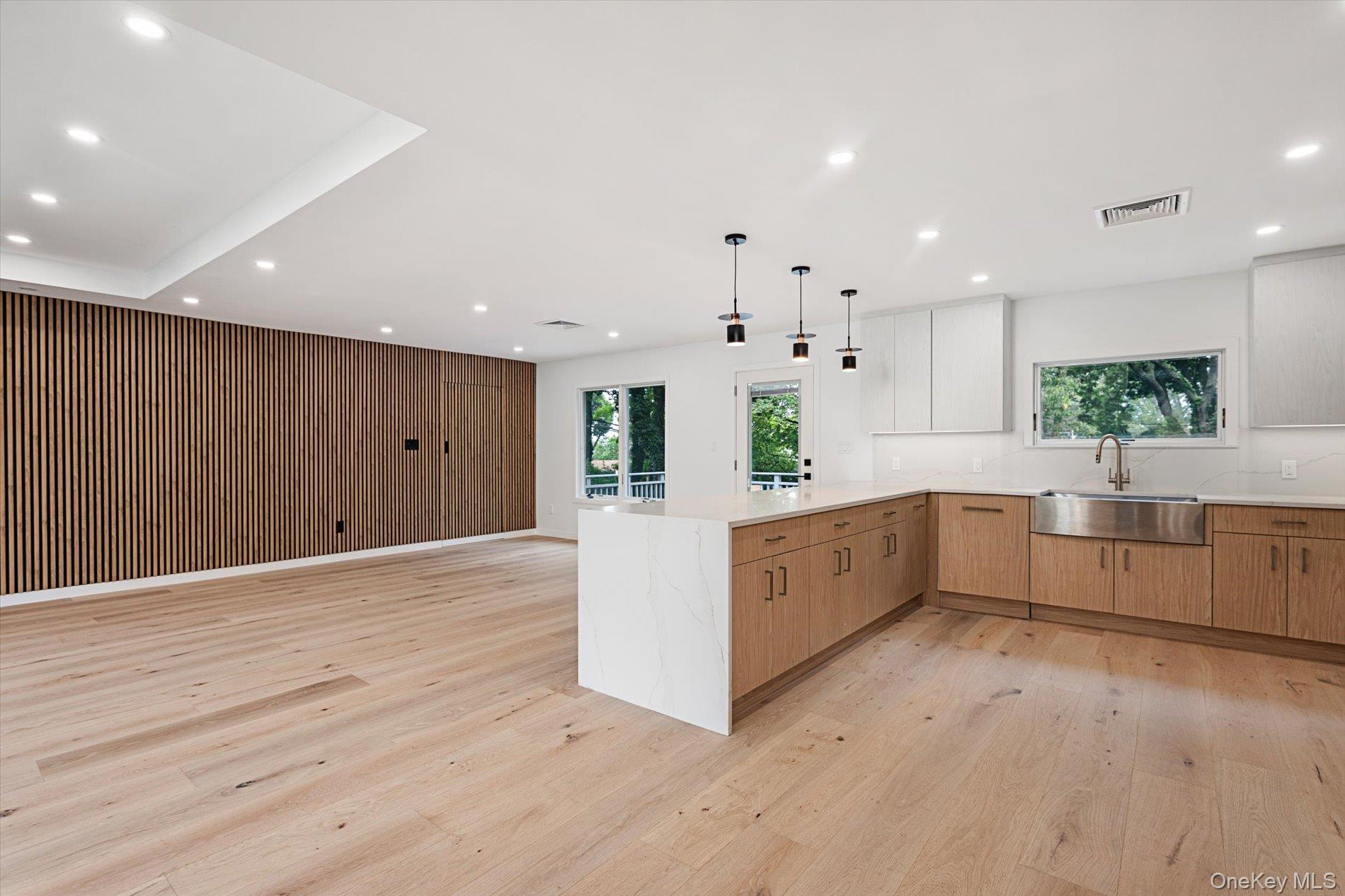 8 Junard Drive, Roslyn, NY 11576