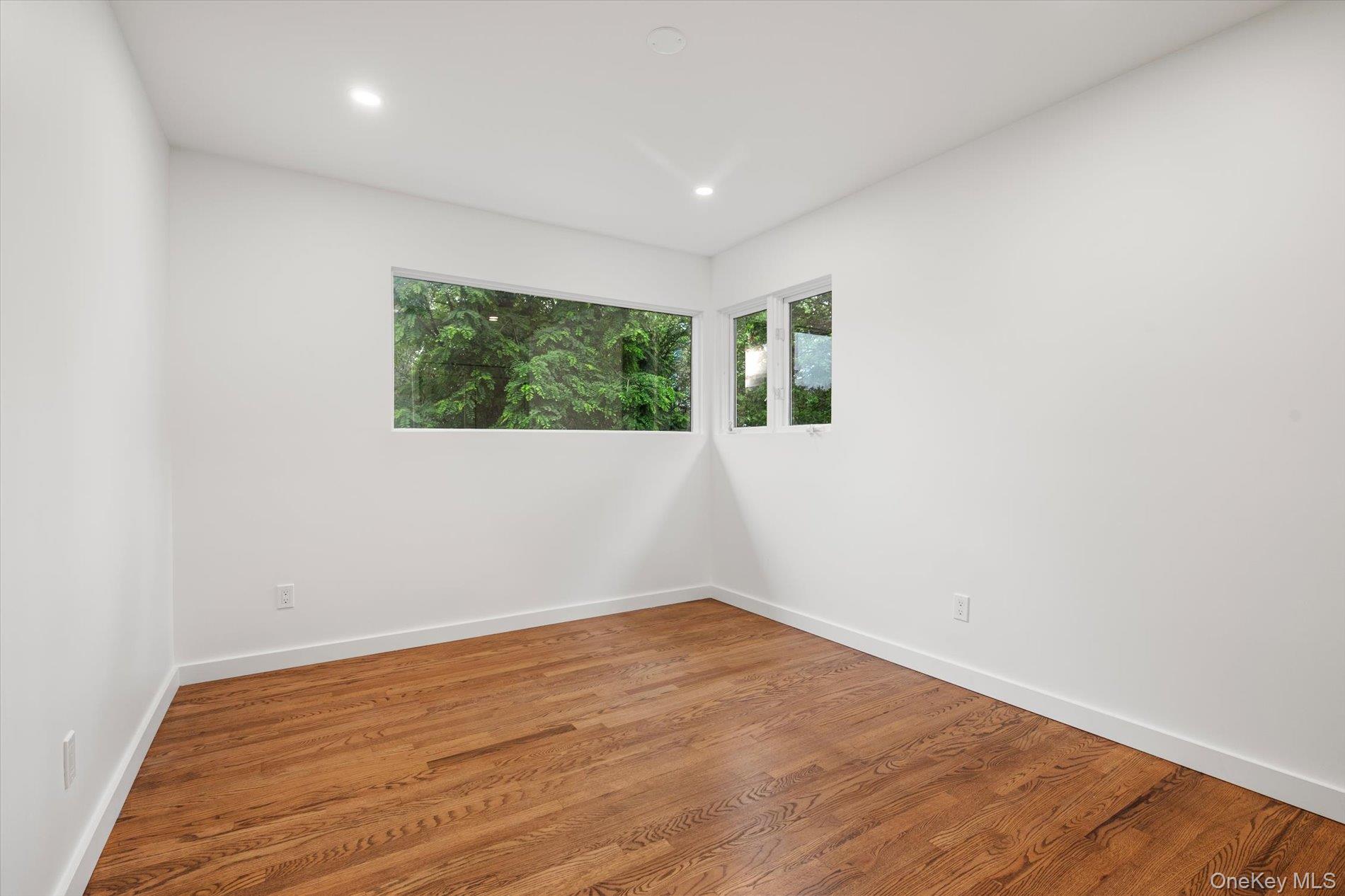 8 Junard Drive, Roslyn, NY 11576