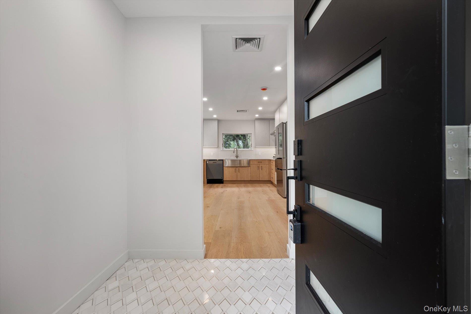 8 Junard Drive, Roslyn, NY 11576